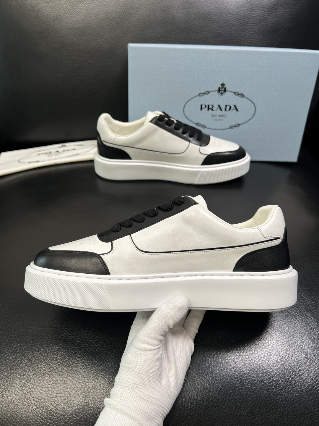 Prada 顶级工艺品，普拉达 专柜同步，原厂配置意大利进口牛皮面料，进口牛皮内里垫，透气舒适，鞋底：原