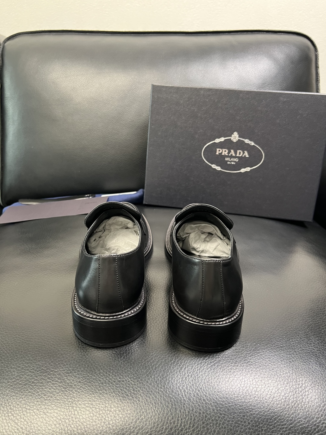 PRADA 高品质 顶级工艺品 普拉达 皮鞋专柜同步 原厂配置，意大利进口原版牛皮面料，透气舒适进口水染