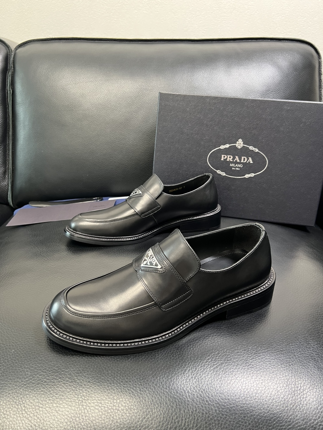 PRADA 高品质 顶级工艺品 普拉达 皮鞋专柜同步 原厂配置，意大利进口原版牛皮面料，透气舒适进口水染