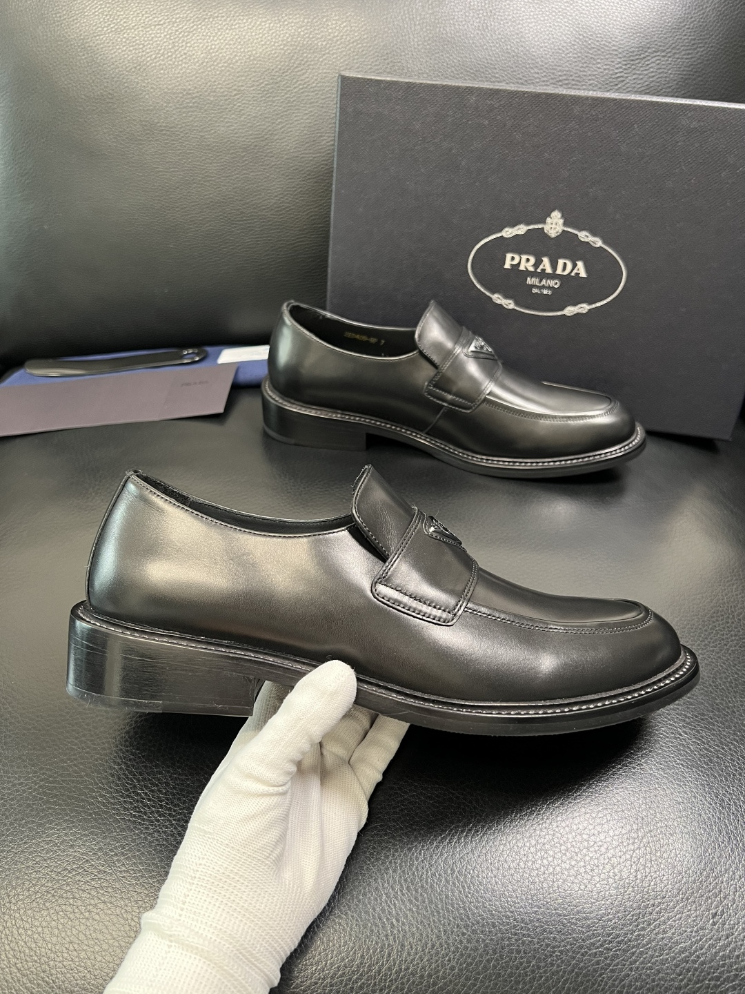 PRADA 高品质 顶级工艺品 普拉达 皮鞋专柜同步 原厂配置，意大利进口原版牛皮面料，透气舒适进口水染