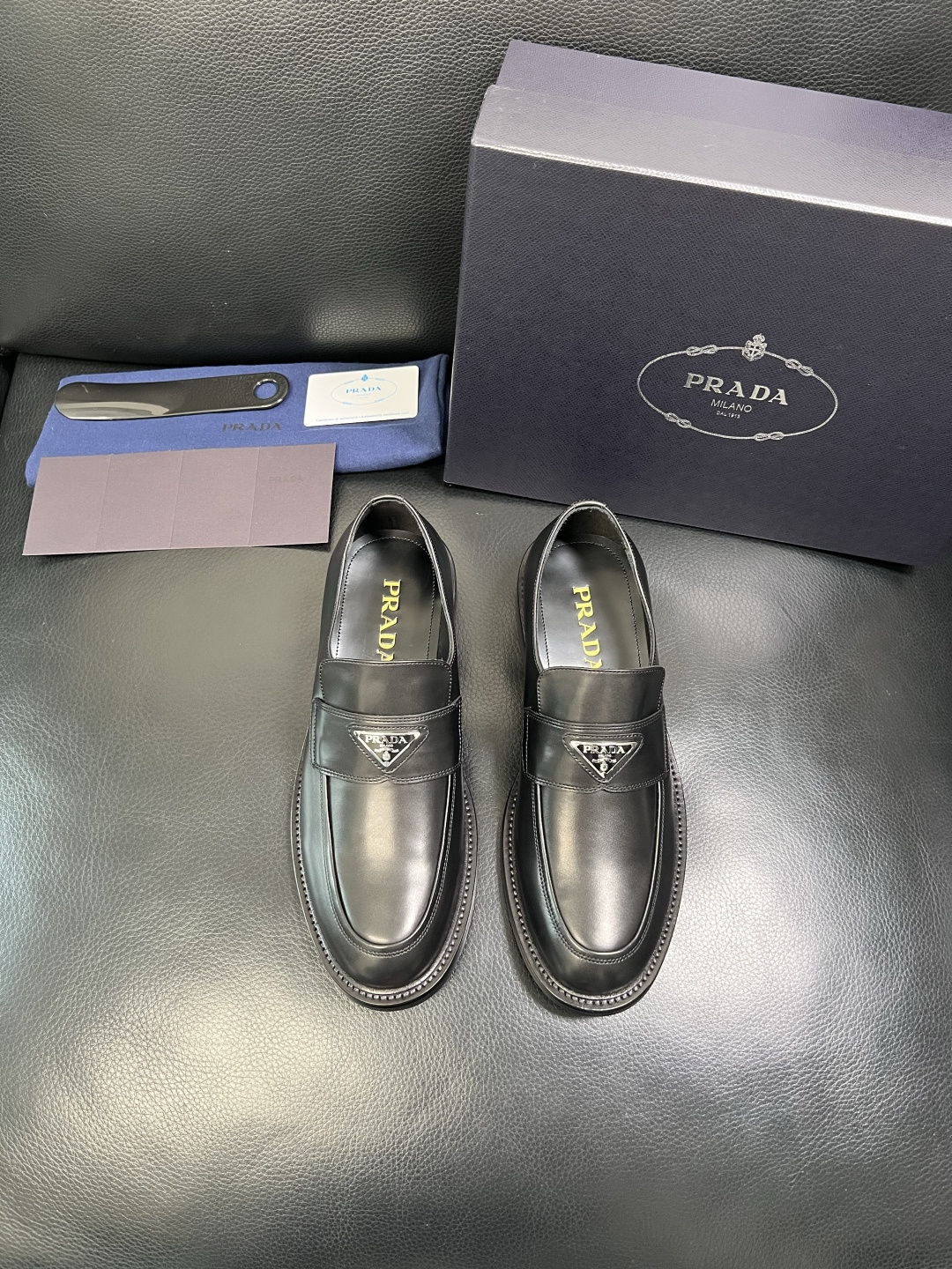 PRADA 高品质 顶级工艺品 普拉达 皮鞋专柜同步 原厂配置，意大利进口原版牛皮面料，透气舒适进口水染