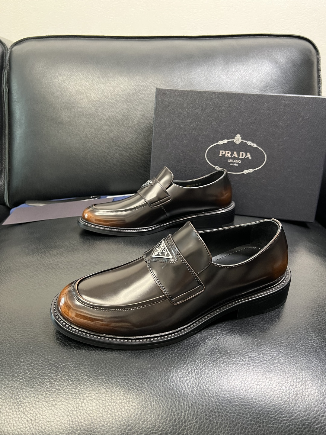 PRADA 高品质 顶级工艺品 普拉达 皮鞋专柜同步 原厂配置，意大利进口原版牛皮面料，透气舒适进口水染