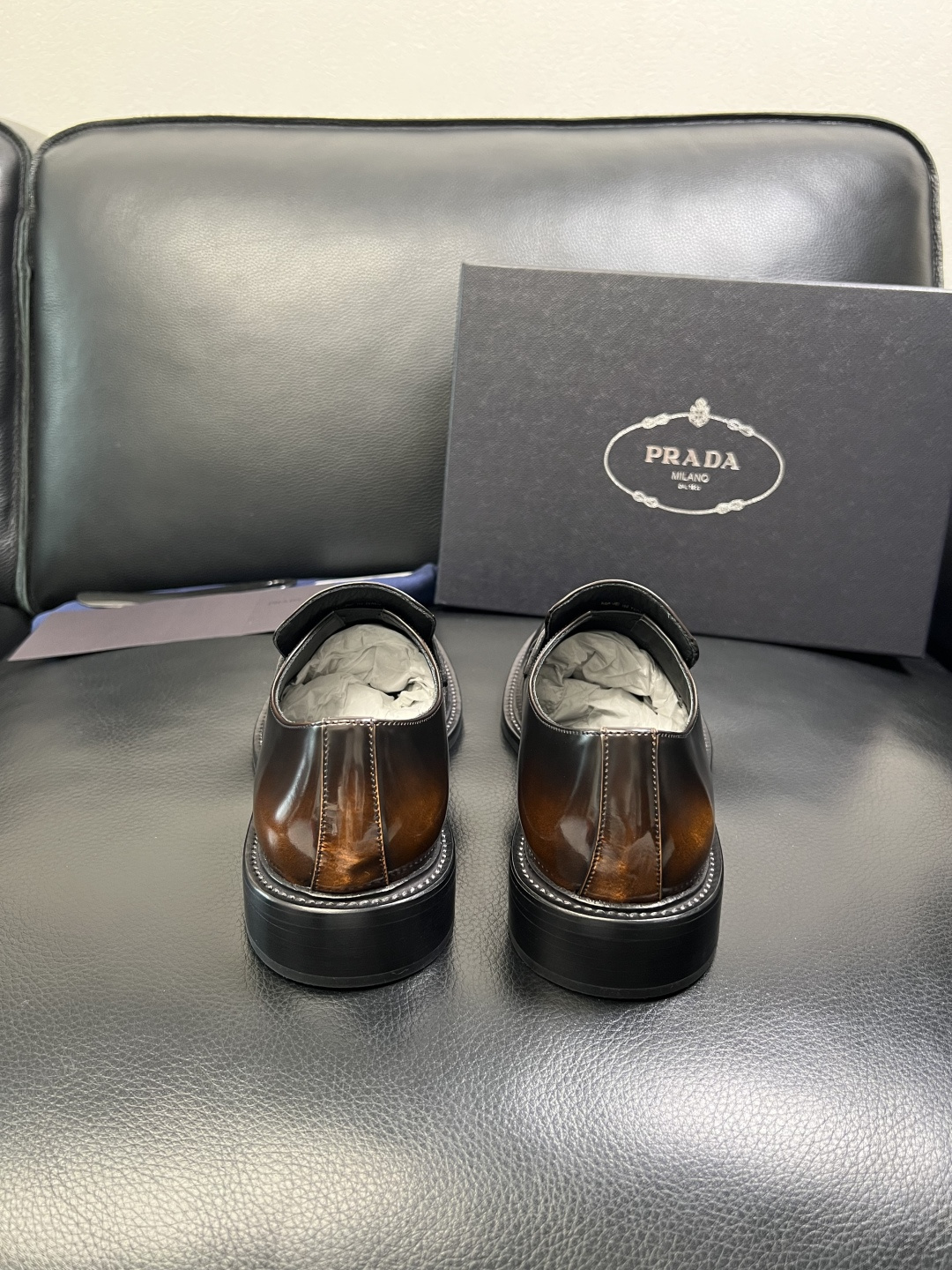 PRADA 高品质 顶级工艺品 普拉达 皮鞋专柜同步 原厂配置，意大利进口原版牛皮面料，透气舒适进口水染