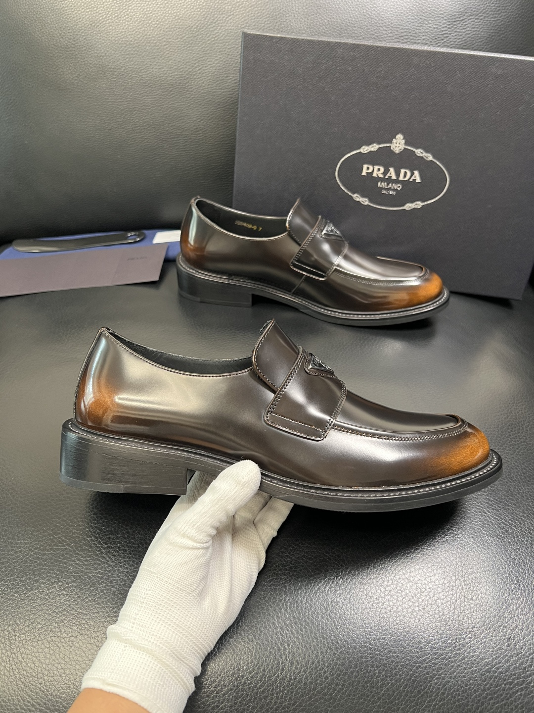 PRADA 高品质 顶级工艺品 普拉达 皮鞋专柜同步 原厂配置，意大利进口原版牛皮面料，透气舒适进口水染