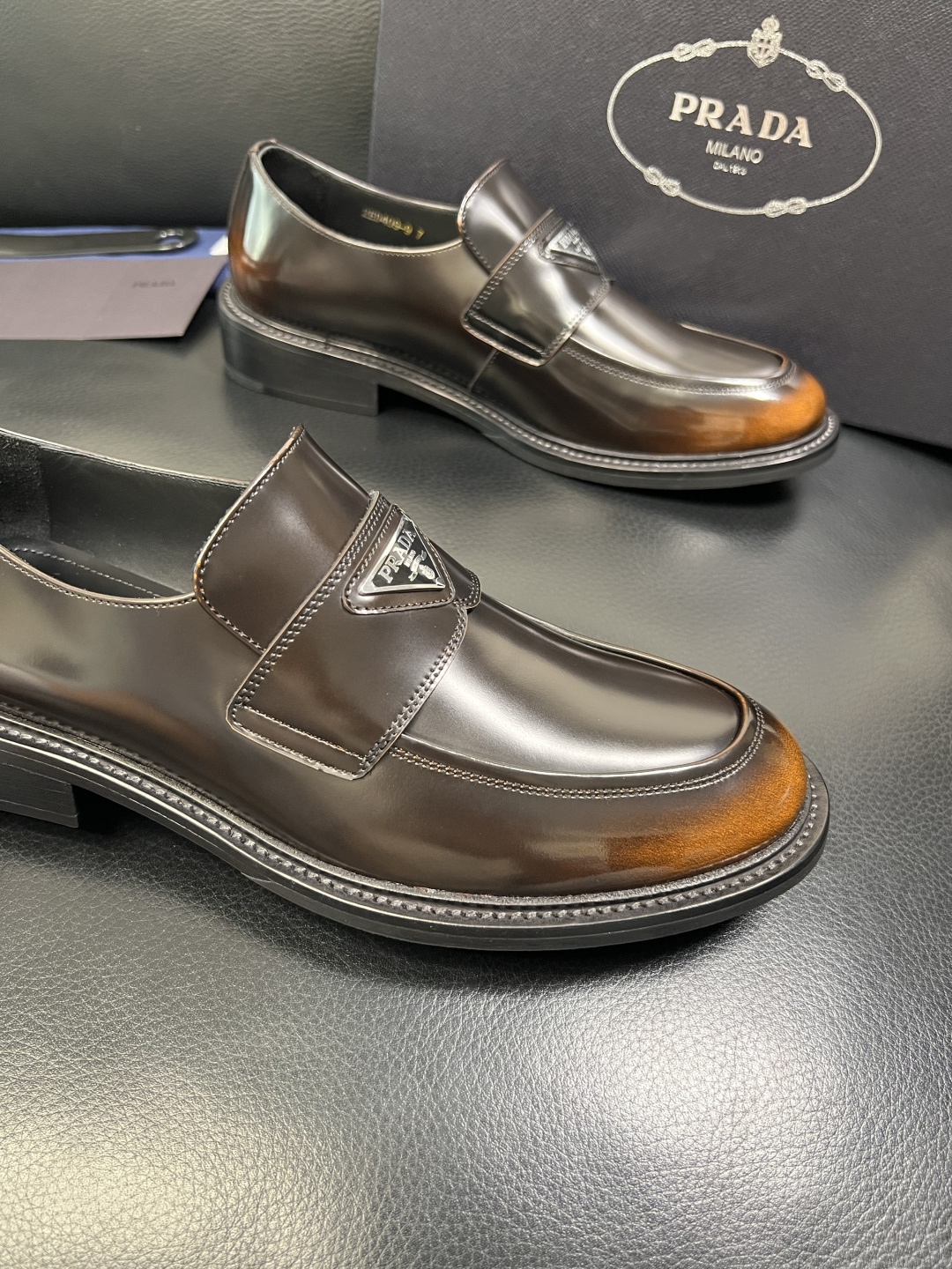 PRADA 高品质 顶级工艺品 普拉达 皮鞋专柜同步 原厂配置，意大利进口原版牛皮面料，透气舒适进口水染