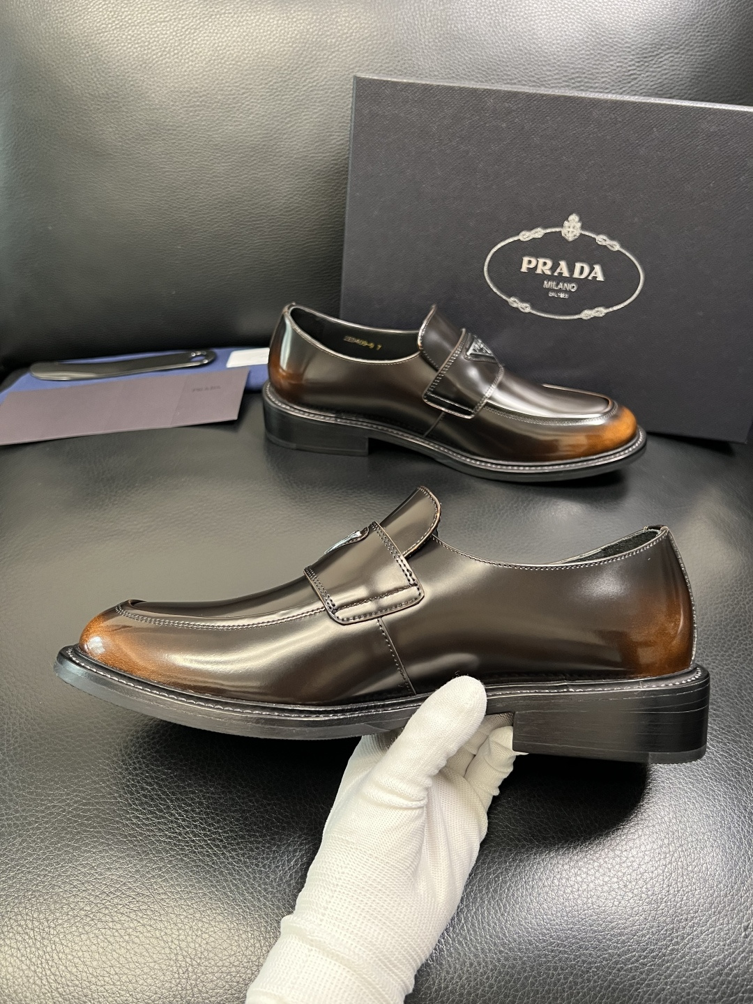 PRADA 高品质 顶级工艺品 普拉达 皮鞋专柜同步 原厂配置，意大利进口原版牛皮面料，透气舒适进口水染