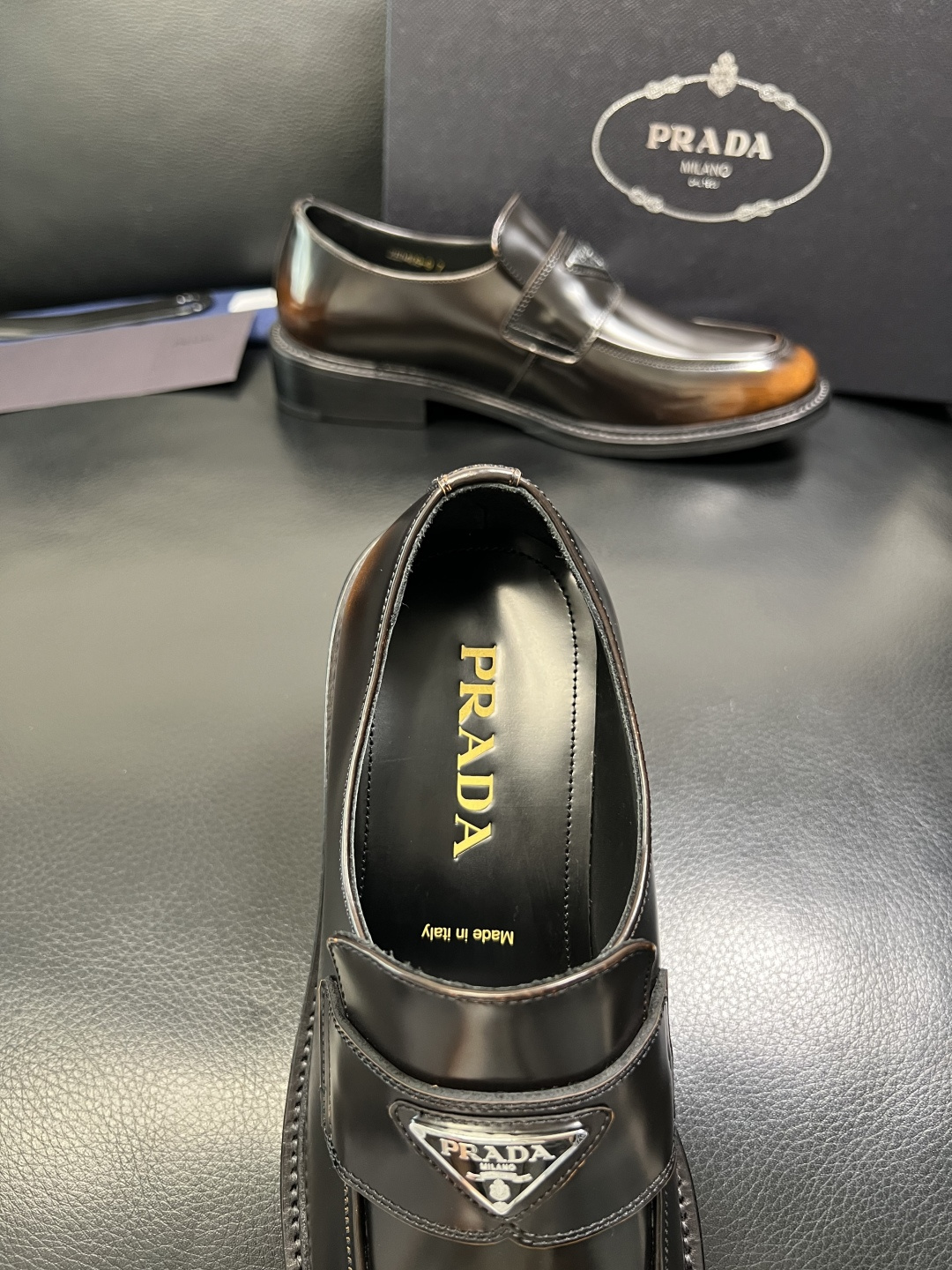 PRADA 高品质 顶级工艺品 普拉达 皮鞋专柜同步 原厂配置，意大利进口原版牛皮面料，透气舒适进口水染