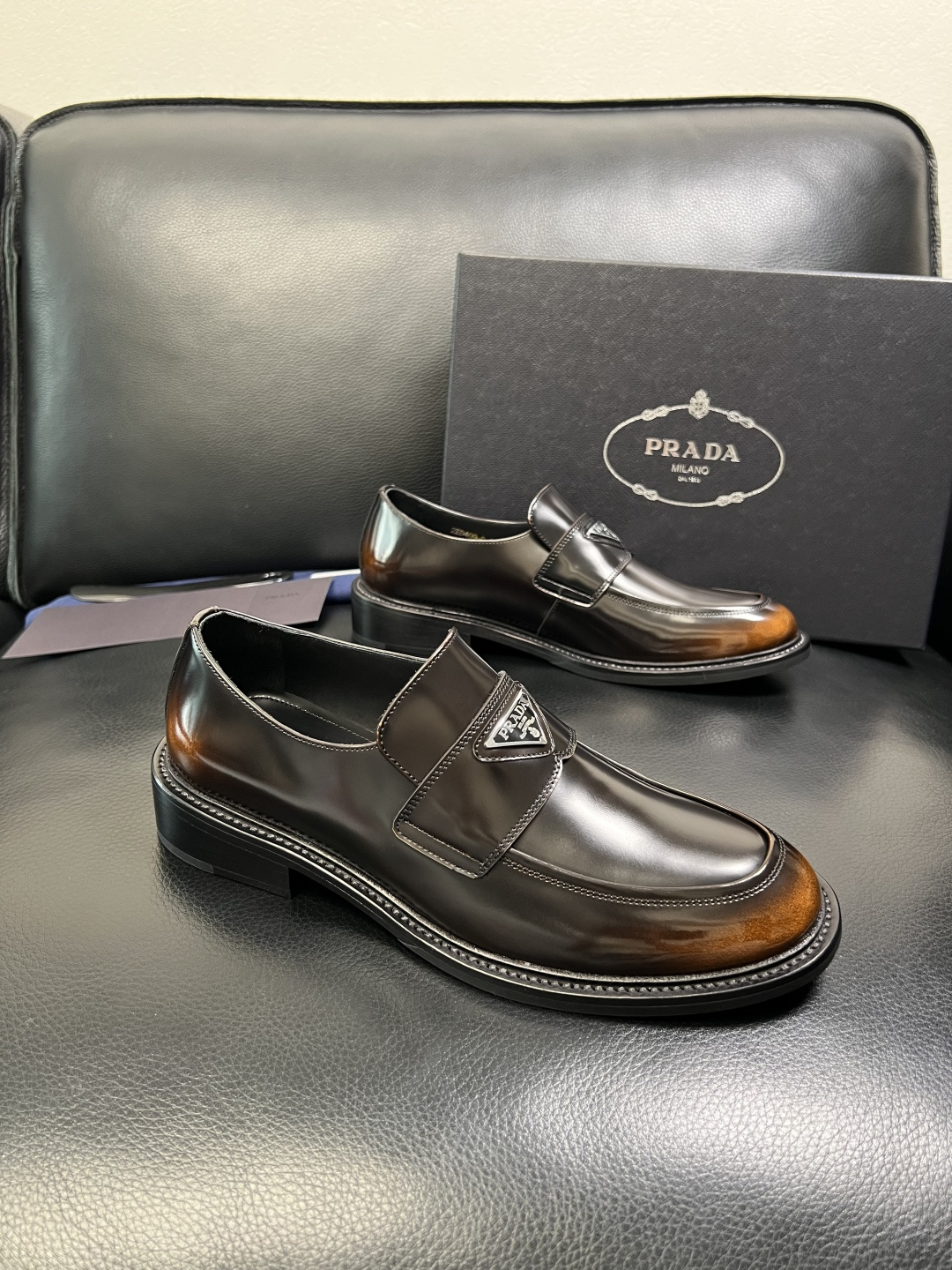 PRADA 高品质 顶级工艺品 普拉达 皮鞋专柜同步 原厂配置，意大利进口原版牛皮面料，透气舒适进口水染