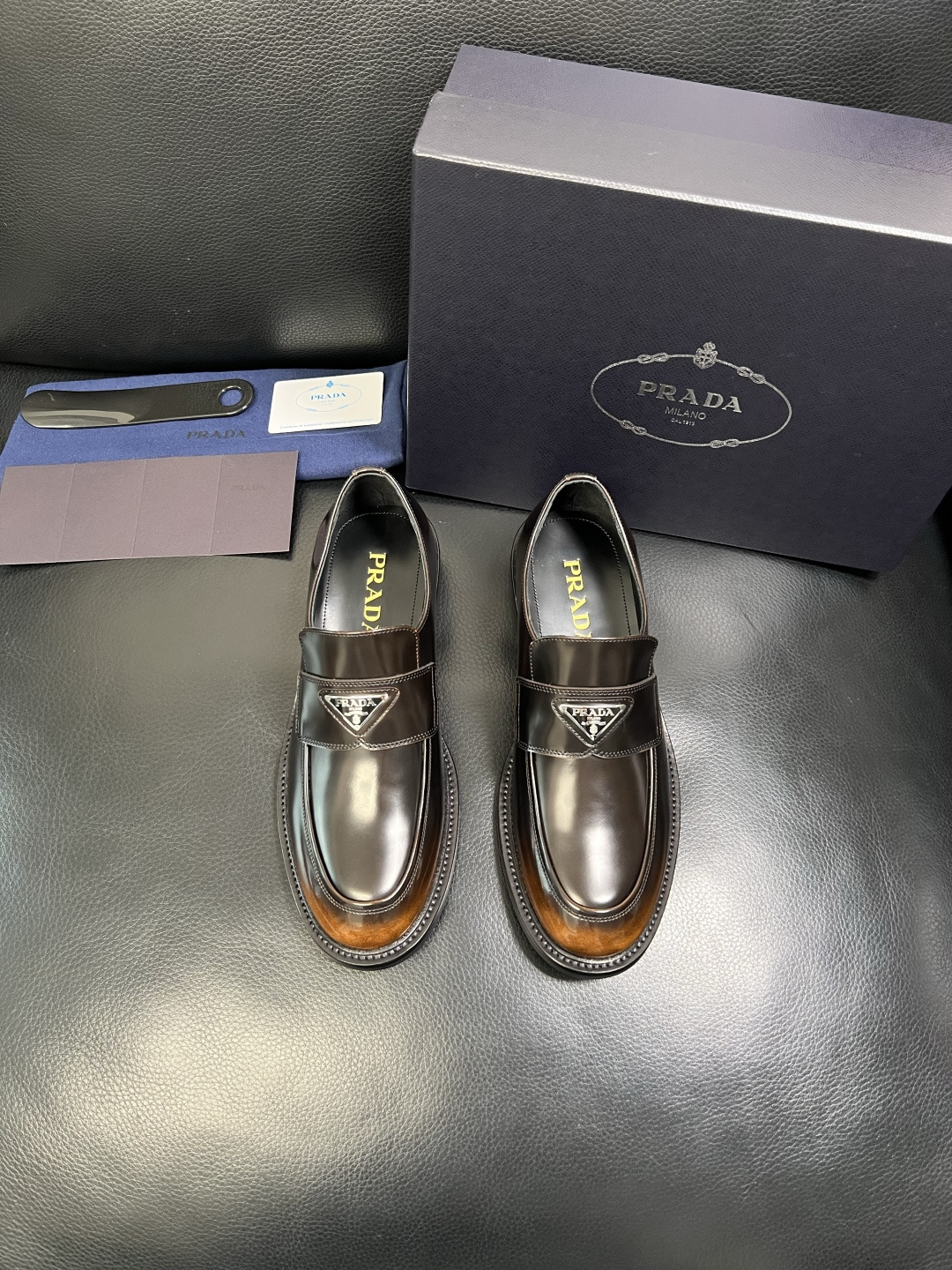 PRADA 高品质 顶级工艺品 普拉达 皮鞋专柜同步 原厂配置，意大利进口原版牛皮面料，透气舒适进口水染
