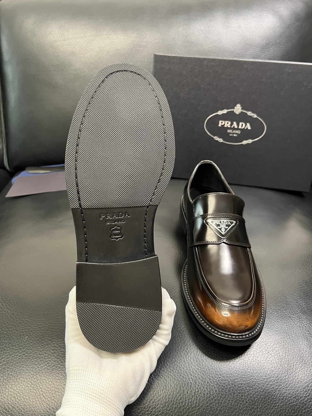 PRADA 高品质 顶级工艺品 普拉达 皮鞋专柜同步 原厂配置，意大利进口原版牛皮面料，透气舒适进口水染