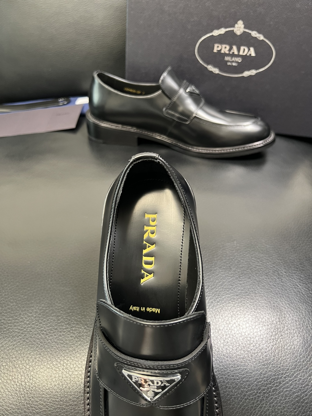 PRADA 高品质 顶级工艺品 普拉达 皮鞋专柜同步 原厂配置，意大利进口原版牛皮面料，透气舒适进口水染