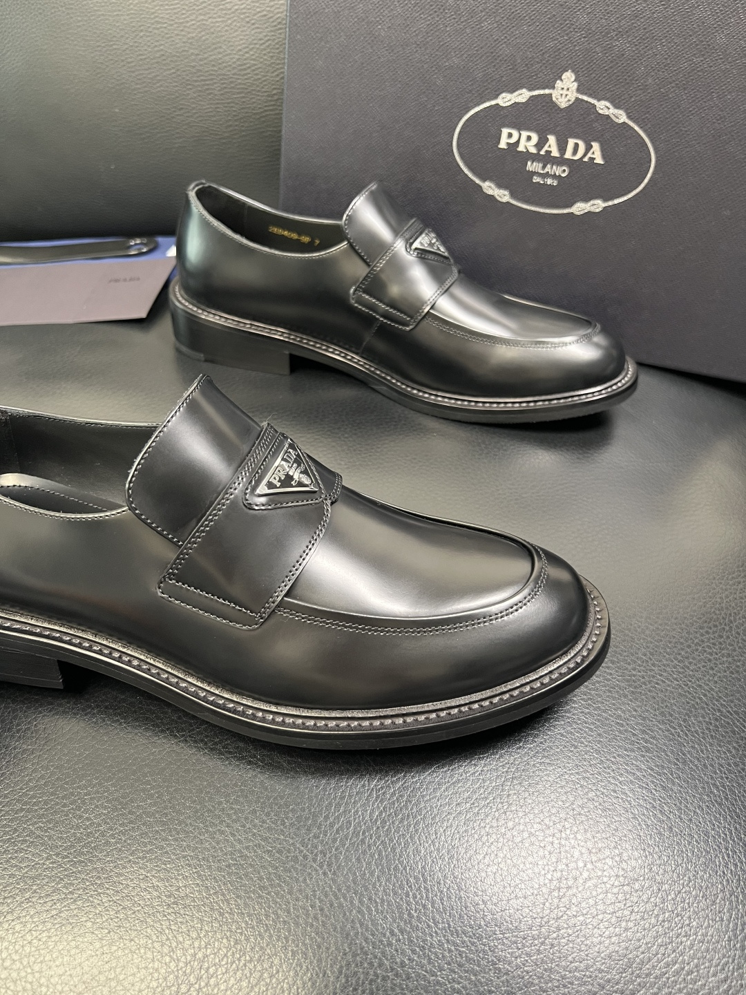 PRADA 高品质 顶级工艺品 普拉达 皮鞋专柜同步 原厂配置，意大利进口原版牛皮面料，透气舒适进口水染