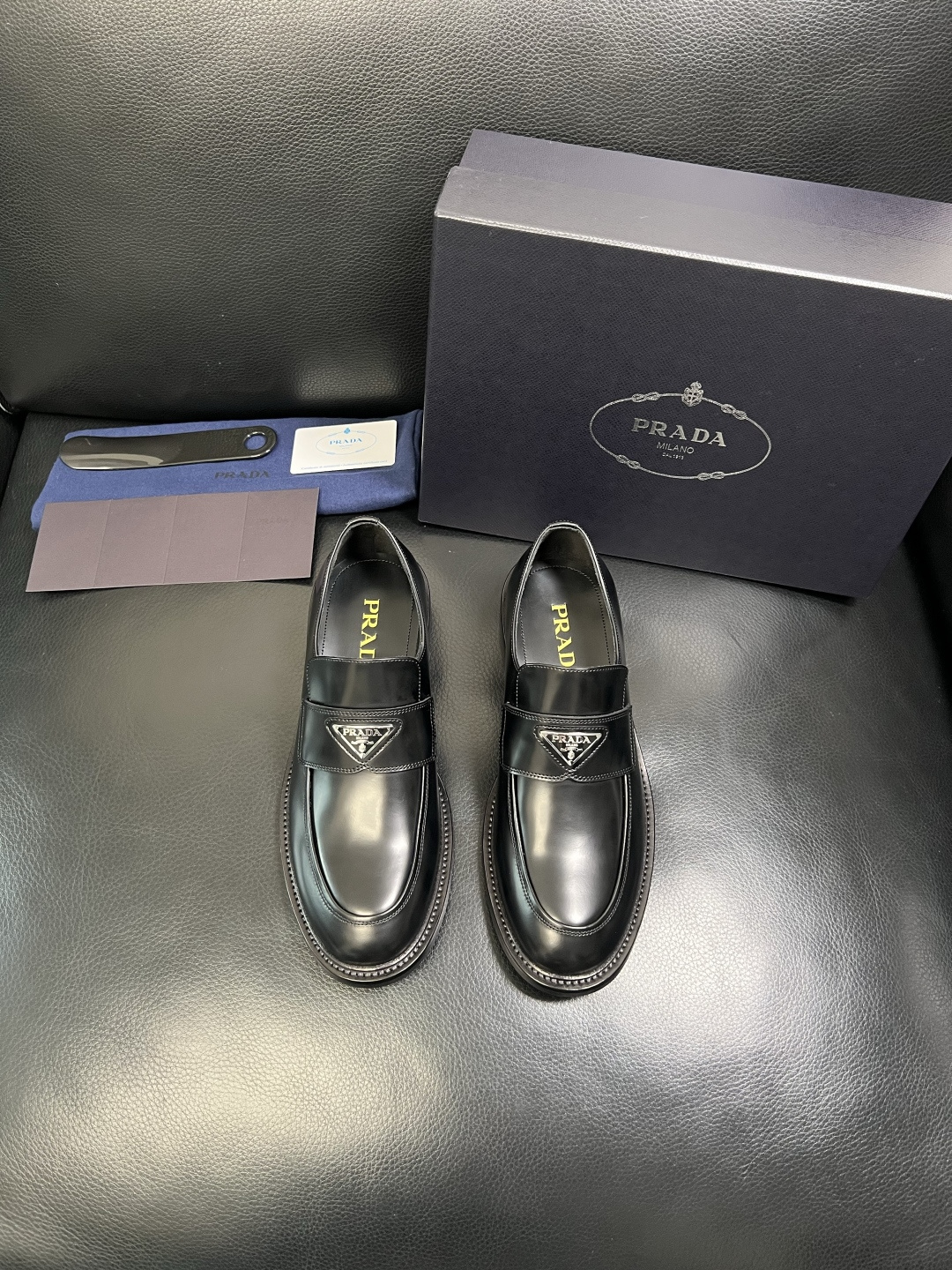 PRADA 高品质 顶级工艺品 普拉达 皮鞋专柜同步 原厂配置，意大利进口原版牛皮面料，透气舒适进口水染