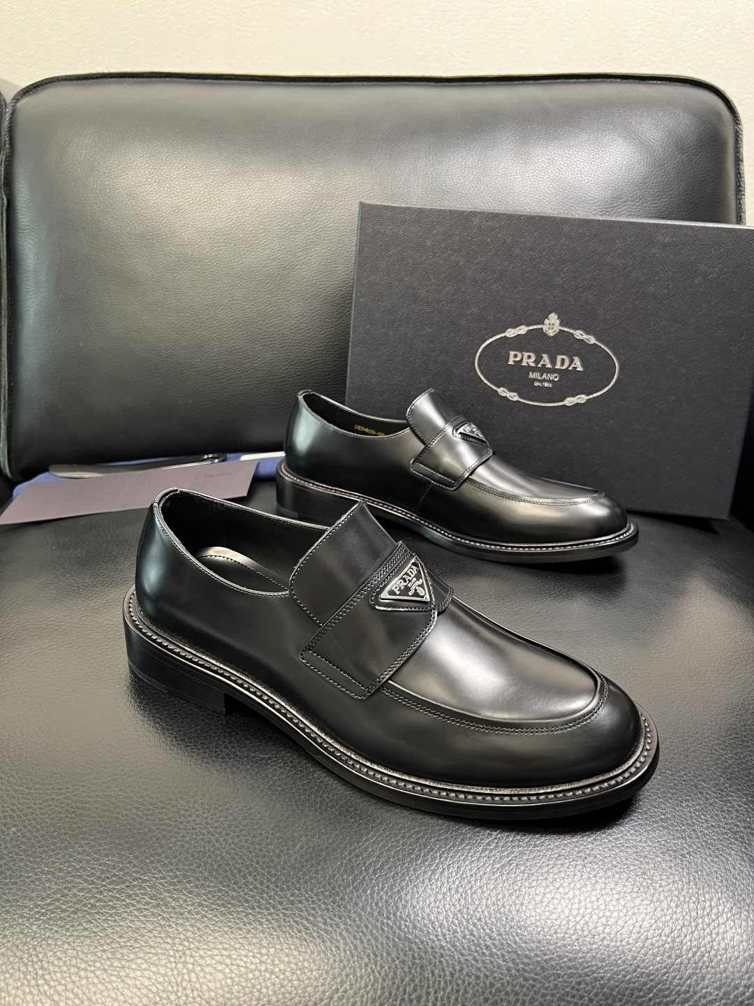 PRADA 高品质 顶级工艺品 普拉达 皮鞋专柜同步 原厂配置，意大利进口原版牛皮面料，透气舒适进口水染