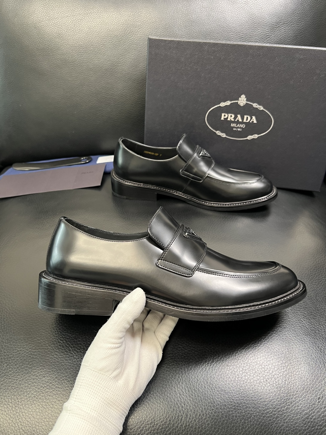 PRADA 高品质 顶级工艺品 普拉达 皮鞋专柜同步 原厂配置，意大利进口原版牛皮面料，透气舒适进口水染