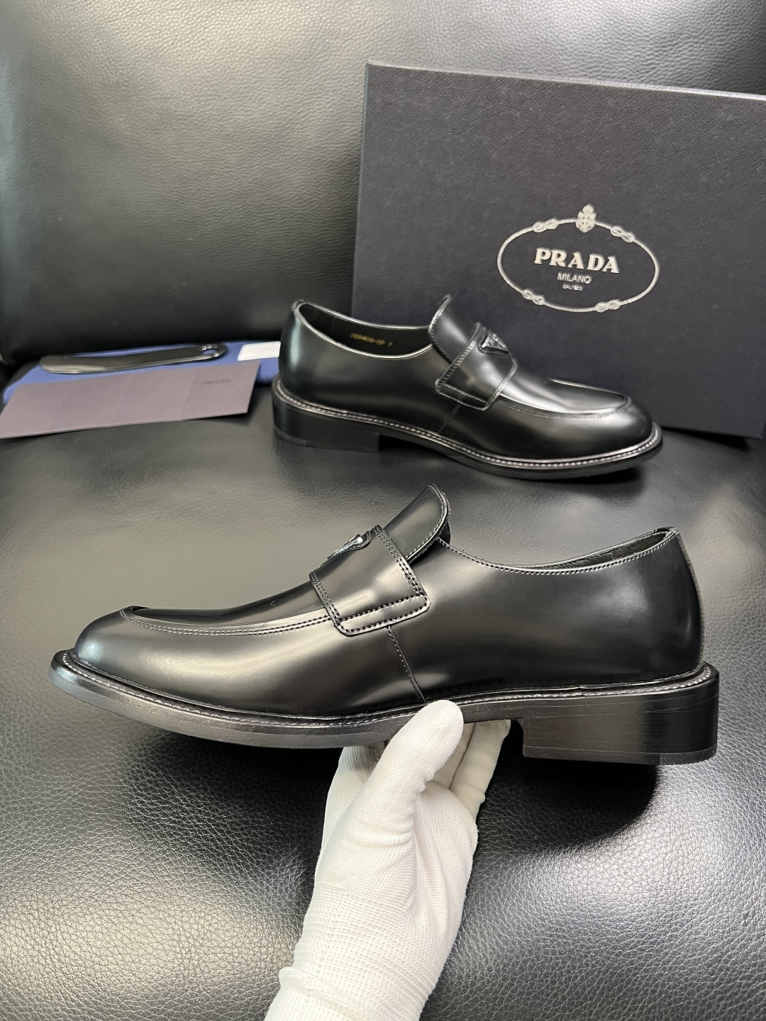 PRADA 高品质 顶级工艺品 普拉达 皮鞋专柜同步 原厂配置，意大利进口原版牛皮面料，透气舒适进口水染