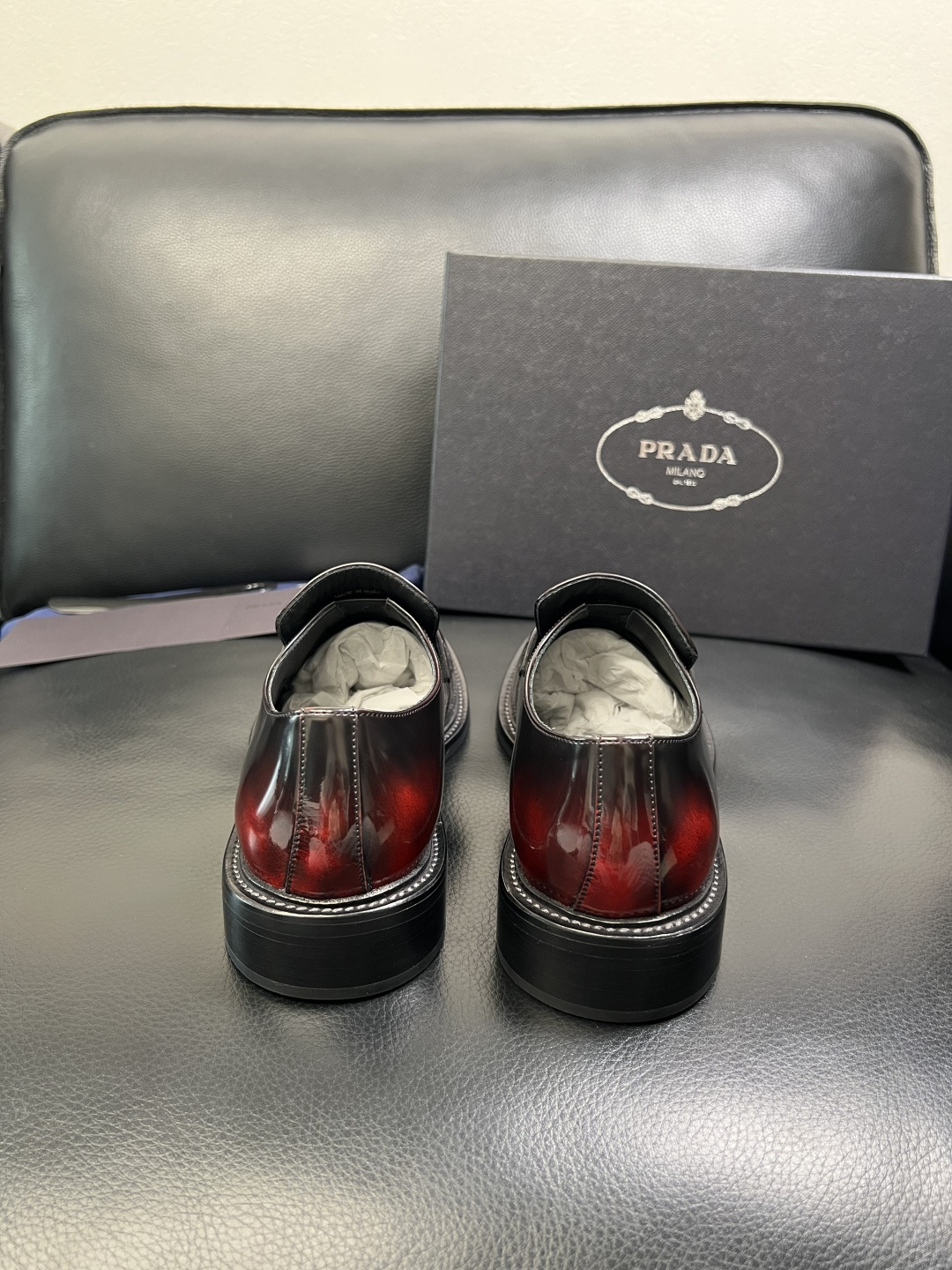 PRADA 高品质 顶级工艺品 普拉达 皮鞋专柜同步 原厂配置，意大利进口原版牛皮面料，透气舒适进口水染