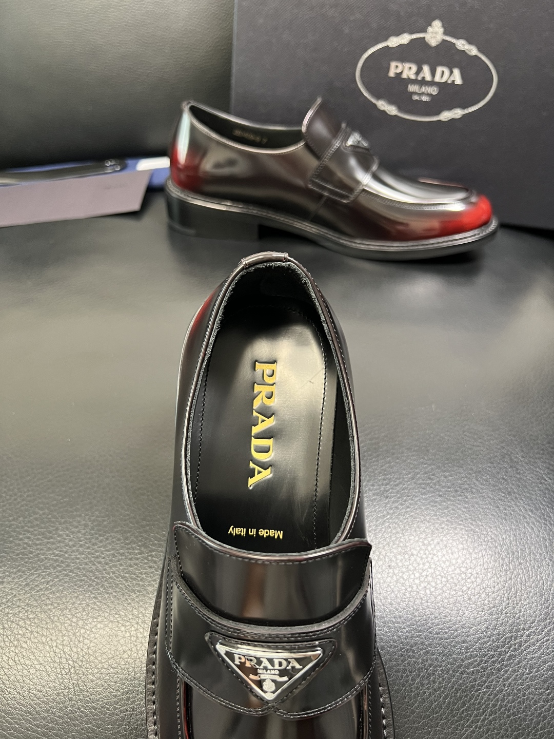 PRADA 高品质 顶级工艺品 普拉达 皮鞋专柜同步 原厂配置，意大利进口原版牛皮面料，透气舒适进口水染