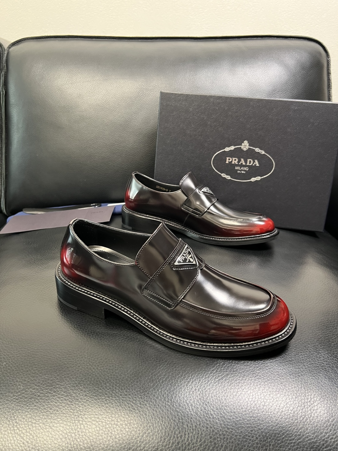 PRADA 高品质 顶级工艺品 普拉达 皮鞋专柜同步 原厂配置，意大利进口原版牛皮面料，透气舒适进口水染