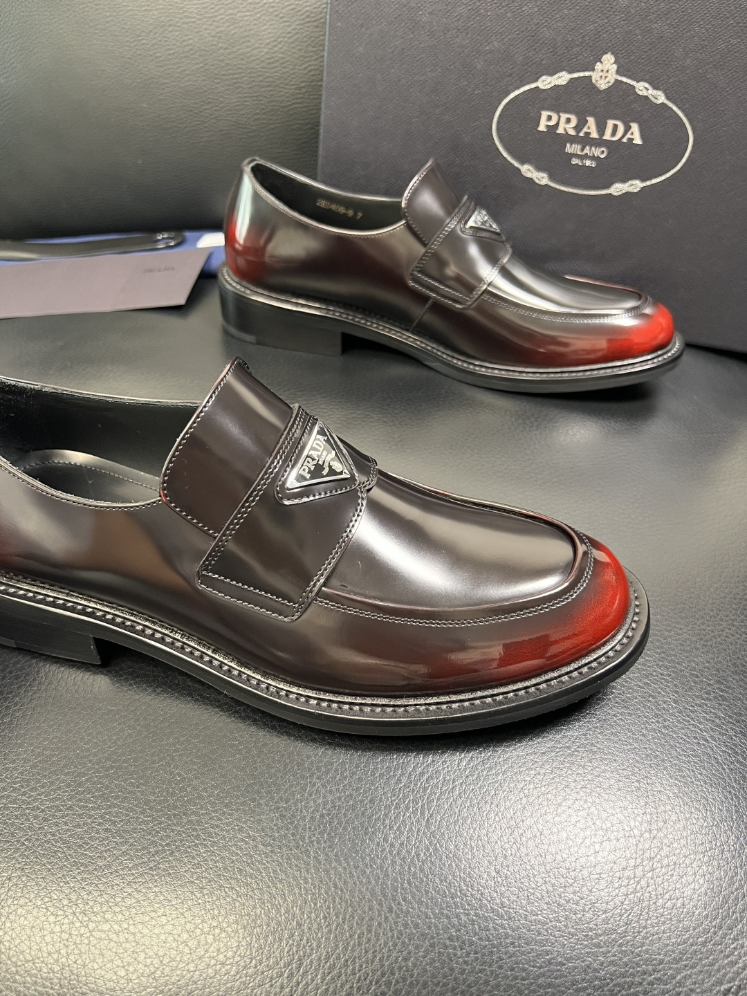 PRADA 高品质 顶级工艺品 普拉达 皮鞋专柜同步 原厂配置，意大利进口原版牛皮面料，透气舒适进口水染