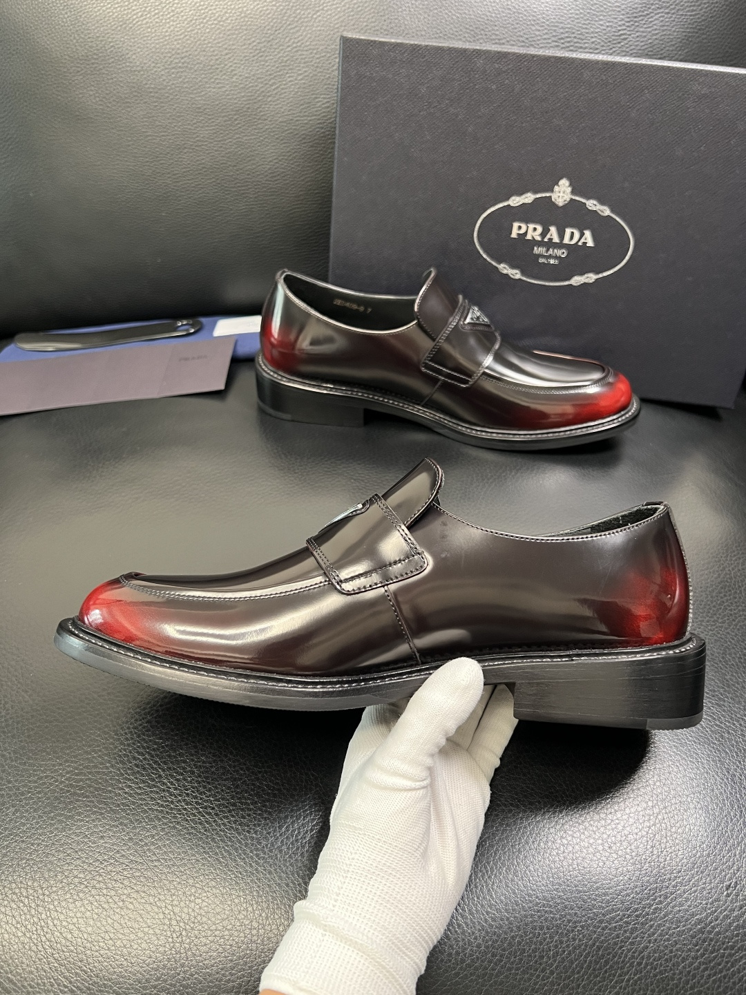 PRADA 高品质 顶级工艺品 普拉达 皮鞋专柜同步 原厂配置，意大利进口原版牛皮面料，透气舒适进口水染