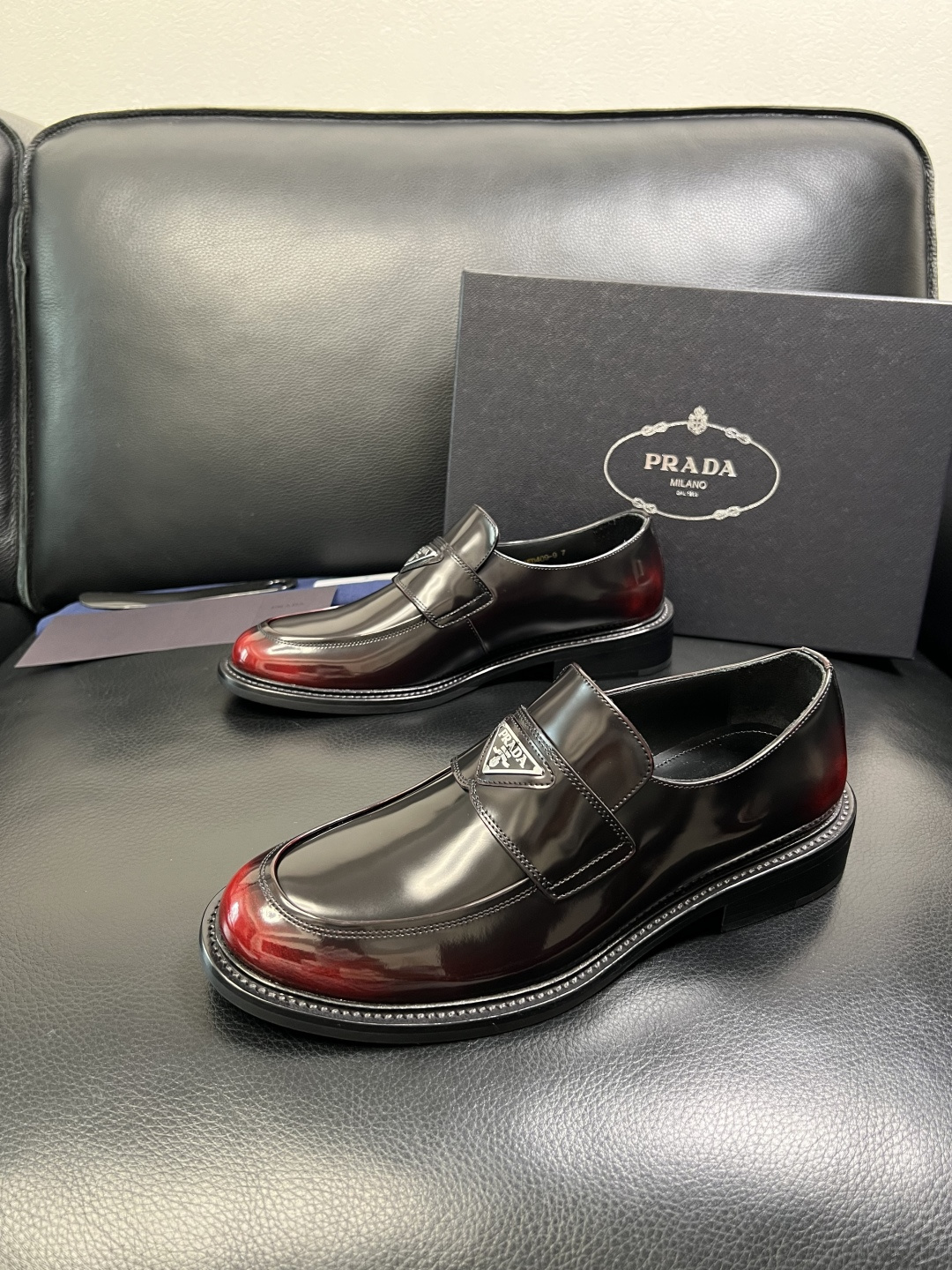 PRADA 高品质 顶级工艺品 普拉达 皮鞋专柜同步 原厂配置，意大利进口原版牛皮面料，透气舒适进口水染