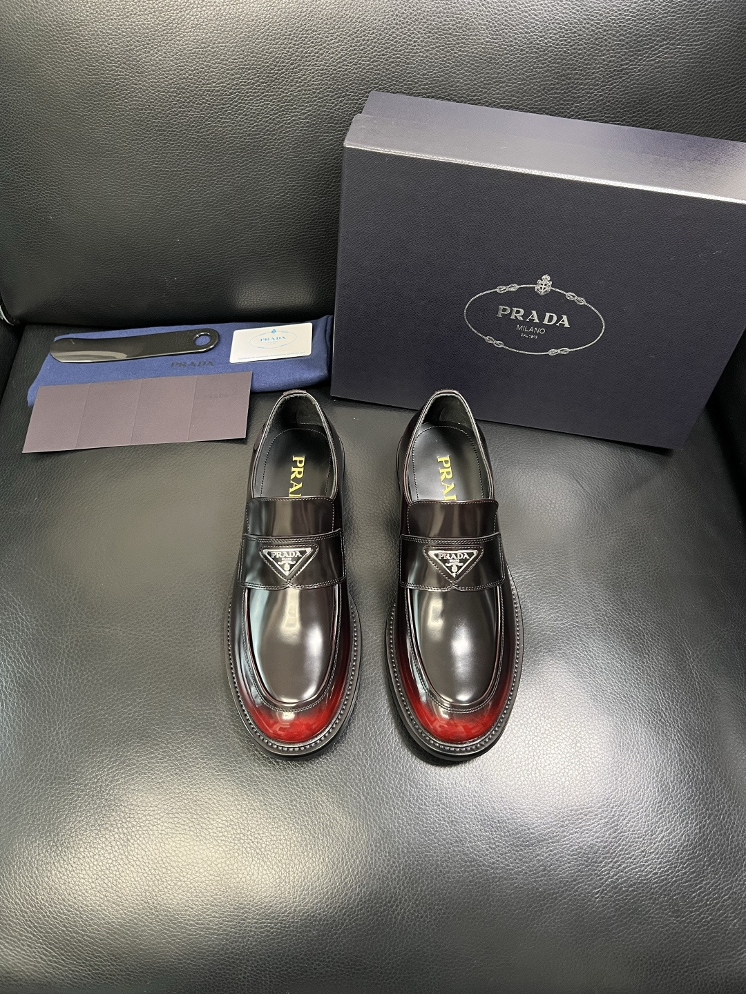 PRADA 高品质 顶级工艺品 普拉达 皮鞋专柜同步 原厂配置，意大利进口原版牛皮面料，透气舒适进口水染