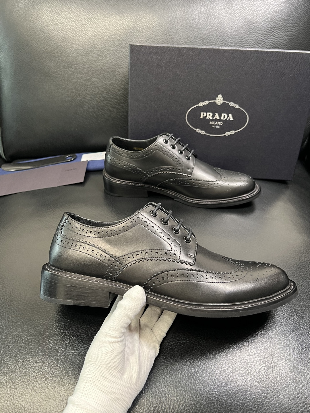 PRADA 高品质 顶级工艺品 普拉达 皮鞋专柜同步 原厂配置，意大利进口原版牛皮面料，透气舒适进口水染