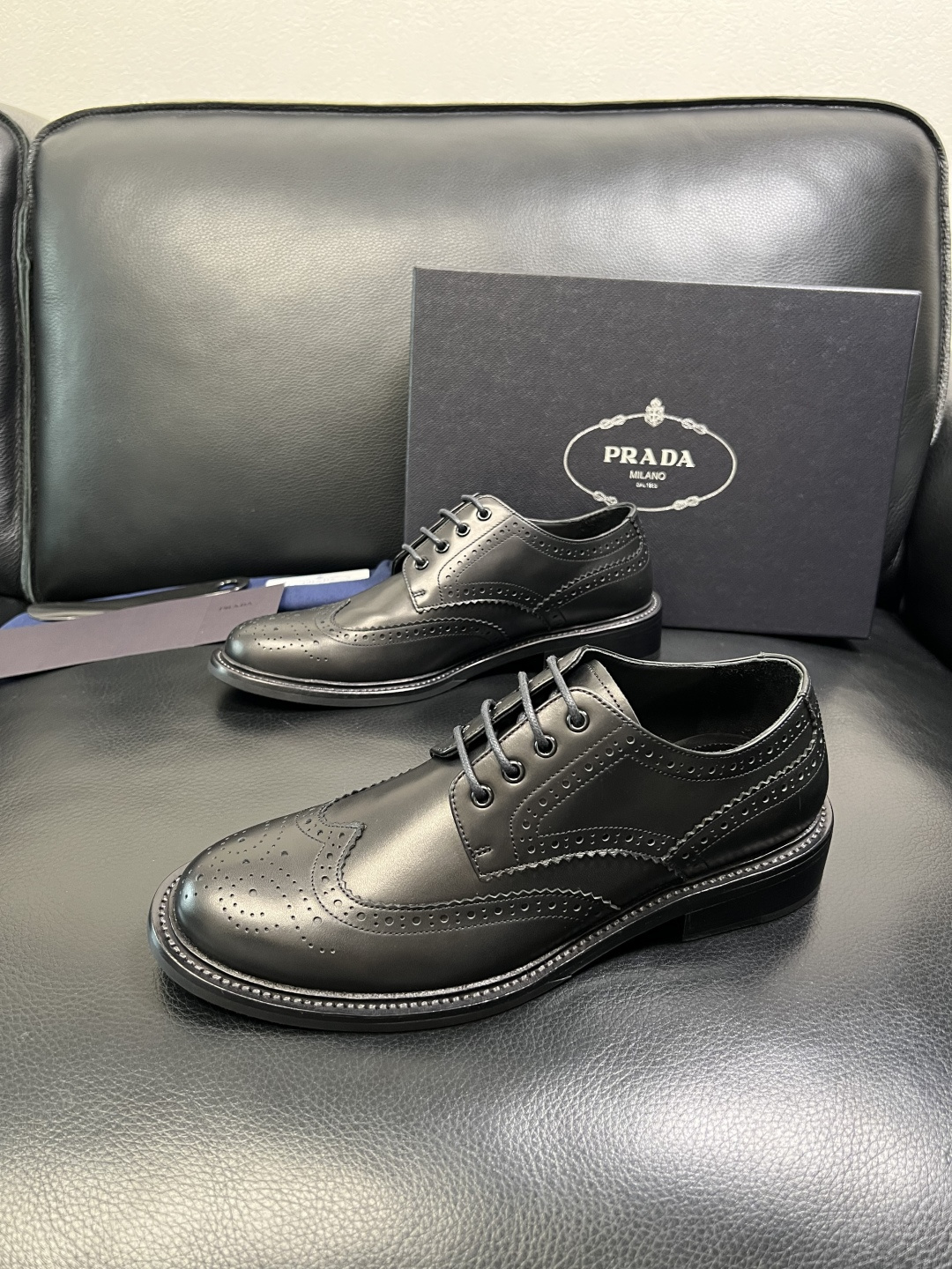 PRADA 高品质 顶级工艺品 普拉达 皮鞋专柜同步 原厂配置，意大利进口原版牛皮面料，透气舒适进口水染