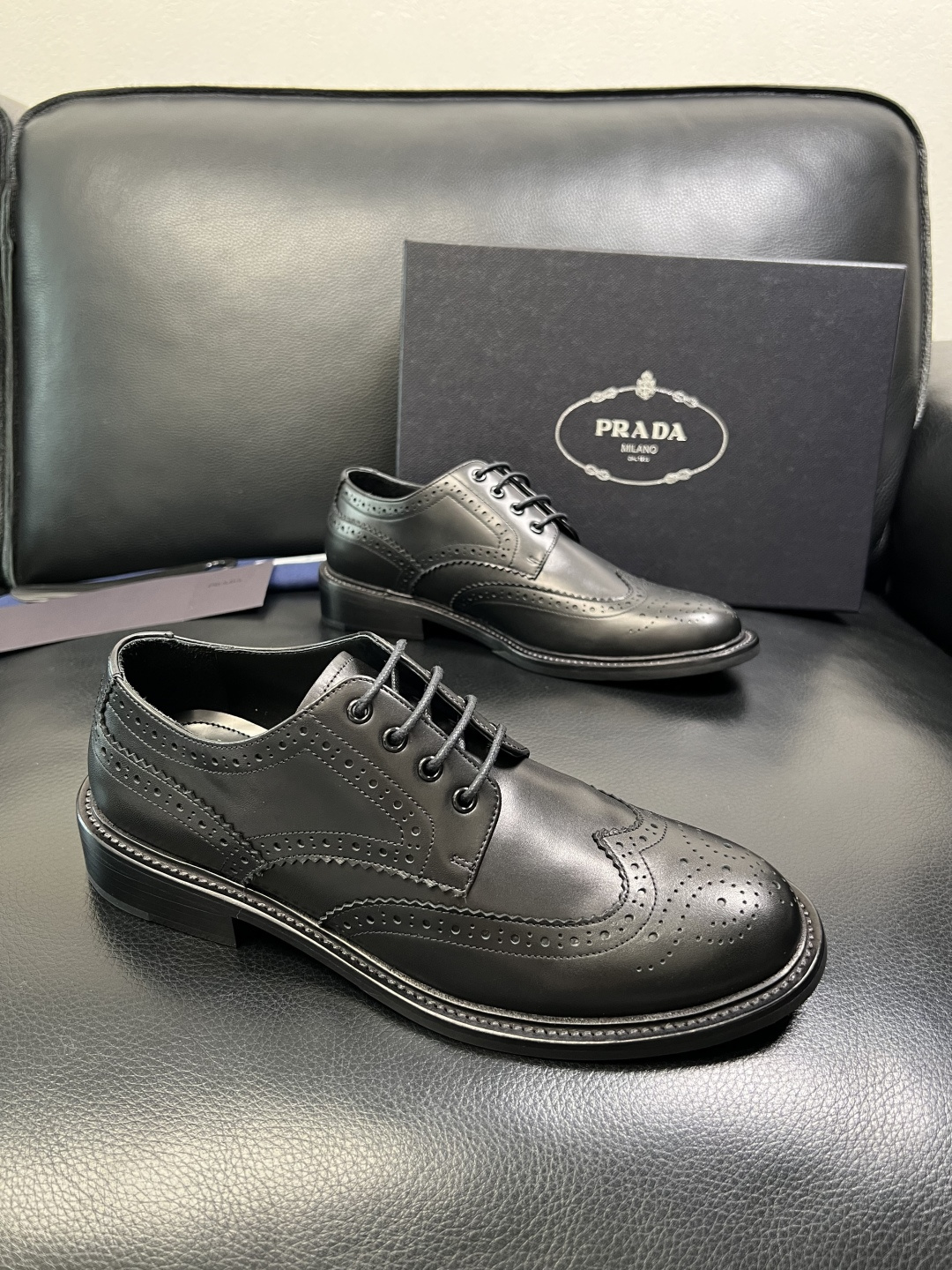 PRADA 高品质 顶级工艺品 普拉达 皮鞋专柜同步 原厂配置，意大利进口原版牛皮面料，透气舒适进口水染