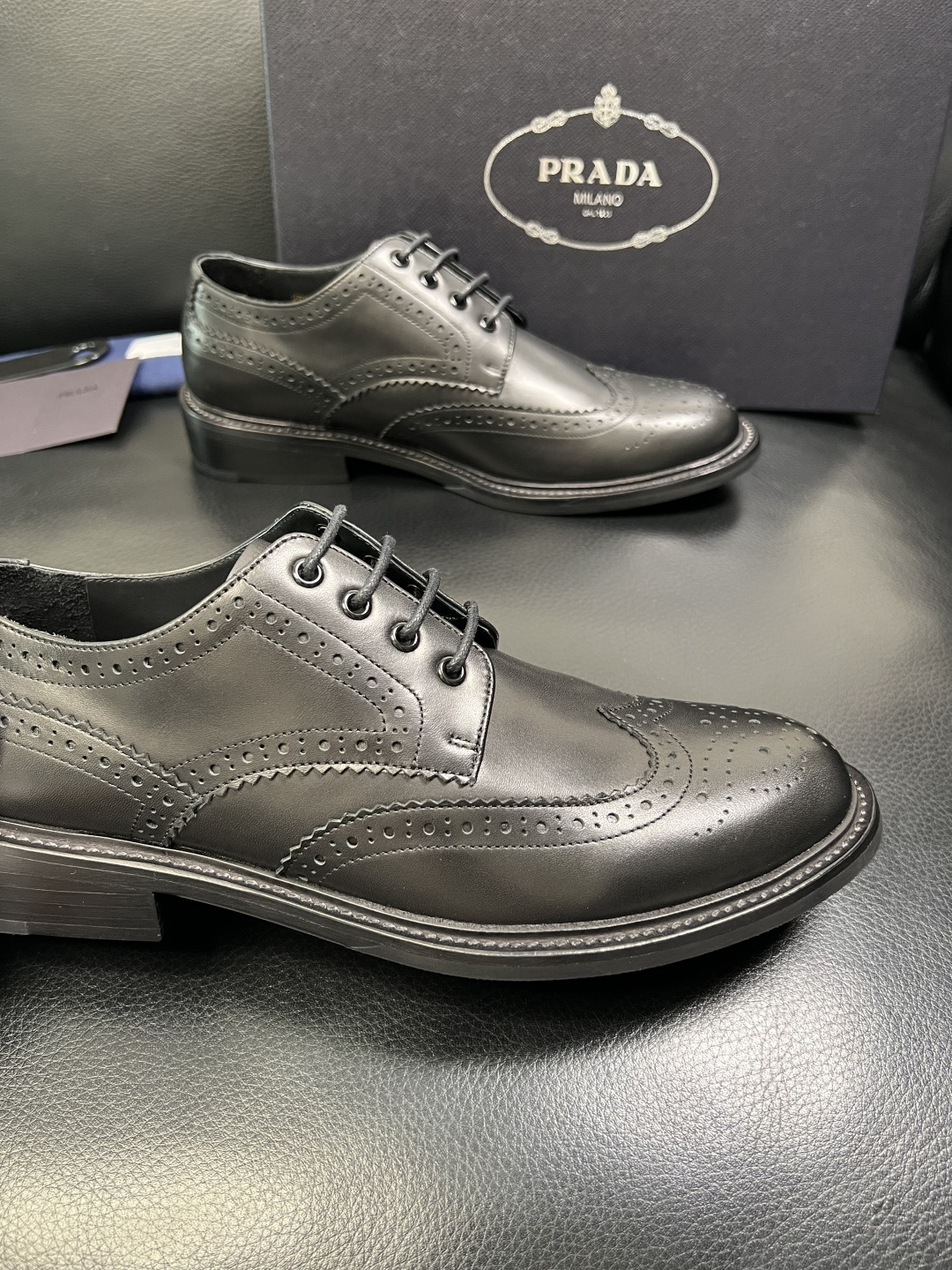 PRADA 高品质 顶级工艺品 普拉达 皮鞋专柜同步 原厂配置，意大利进口原版牛皮面料，透气舒适进口水染