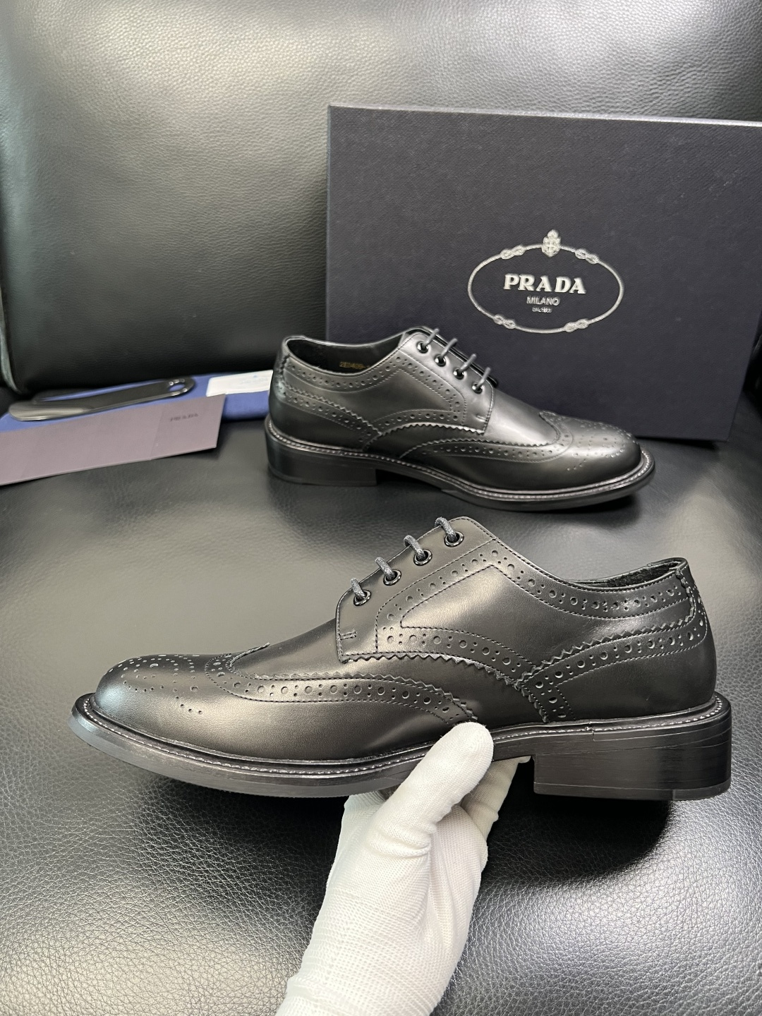 PRADA 高品质 顶级工艺品 普拉达 皮鞋专柜同步 原厂配置，意大利进口原版牛皮面料，透气舒适进口水染