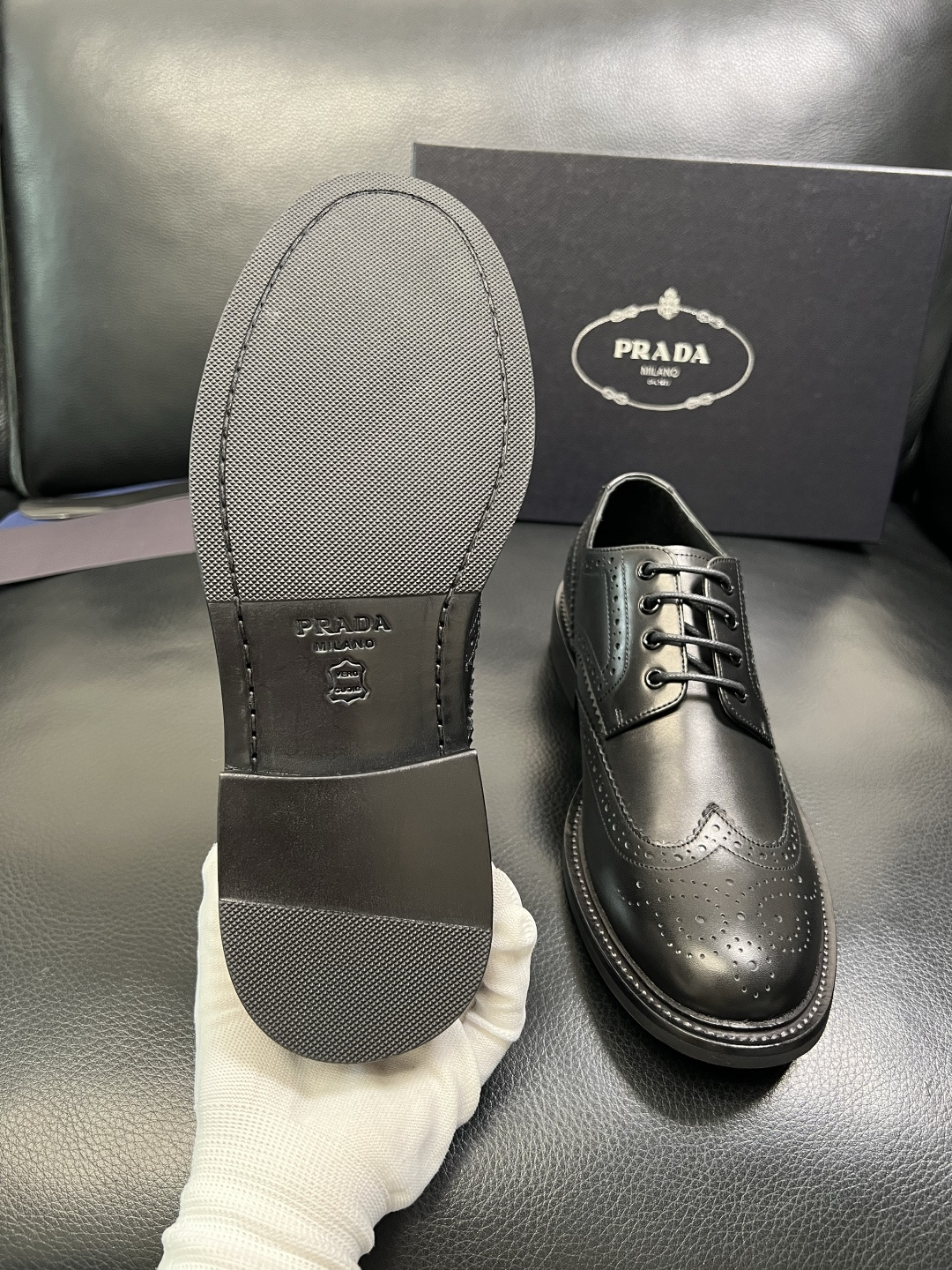 PRADA 高品质 顶级工艺品 普拉达 皮鞋专柜同步 原厂配置，意大利进口原版牛皮面料，透气舒适进口水染