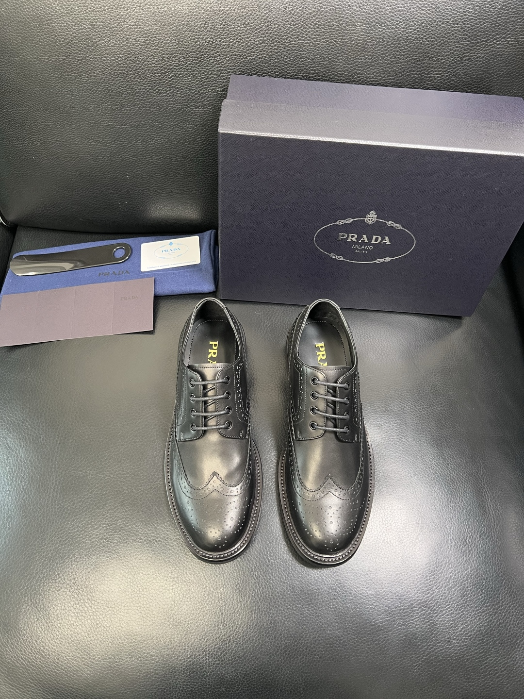 PRADA 高品质 顶级工艺品 普拉达 皮鞋专柜同步 原厂配置，意大利进口原版牛皮面料，透气舒适进口水染