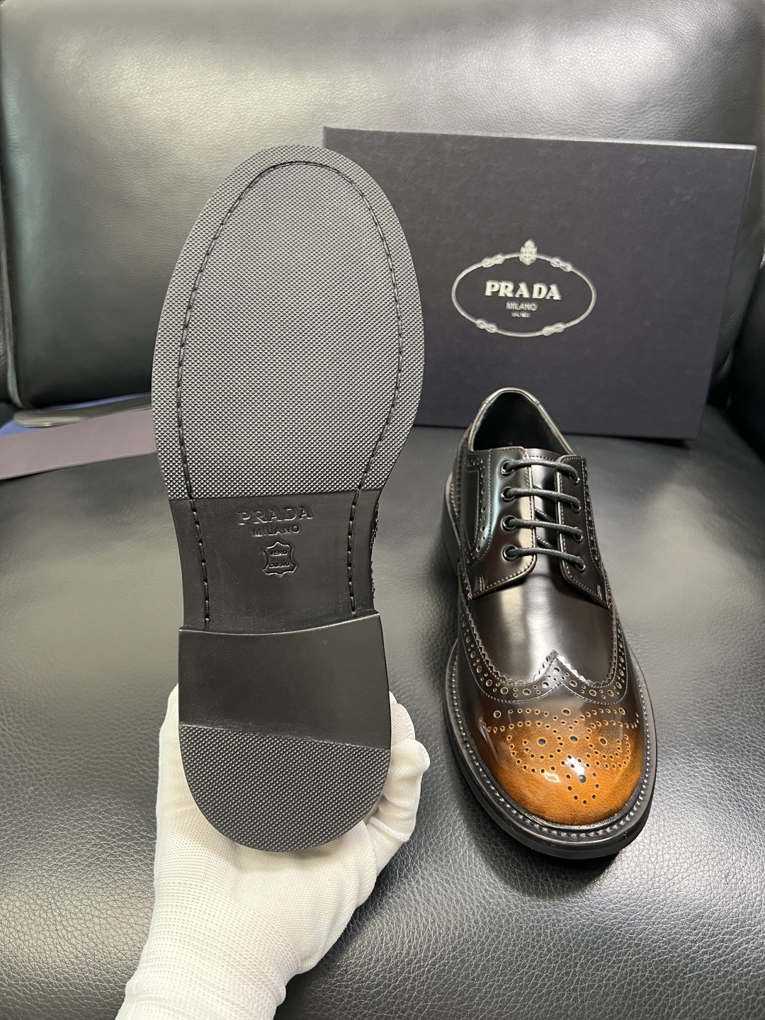 PRADA 高品质 顶级工艺品 普拉达 皮鞋专柜同步 原厂配置，意大利进口原版牛皮面料，透气舒适进口水染