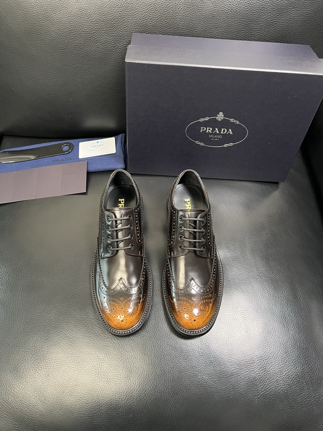 PRADA 高品质 顶级工艺品 普拉达 皮鞋专柜同步 原厂配置，意大利进口原版牛皮面料，透气舒适进口水染