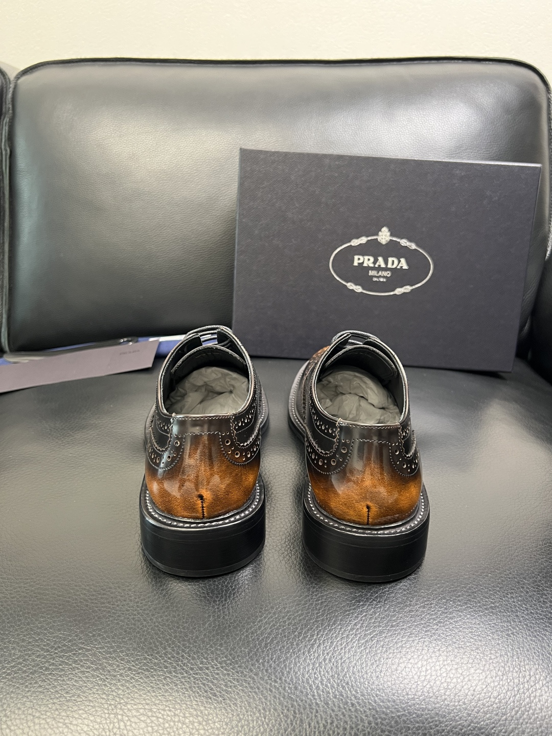 PRADA 高品质 顶级工艺品 普拉达 皮鞋专柜同步 原厂配置，意大利进口原版牛皮面料，透气舒适进口水染