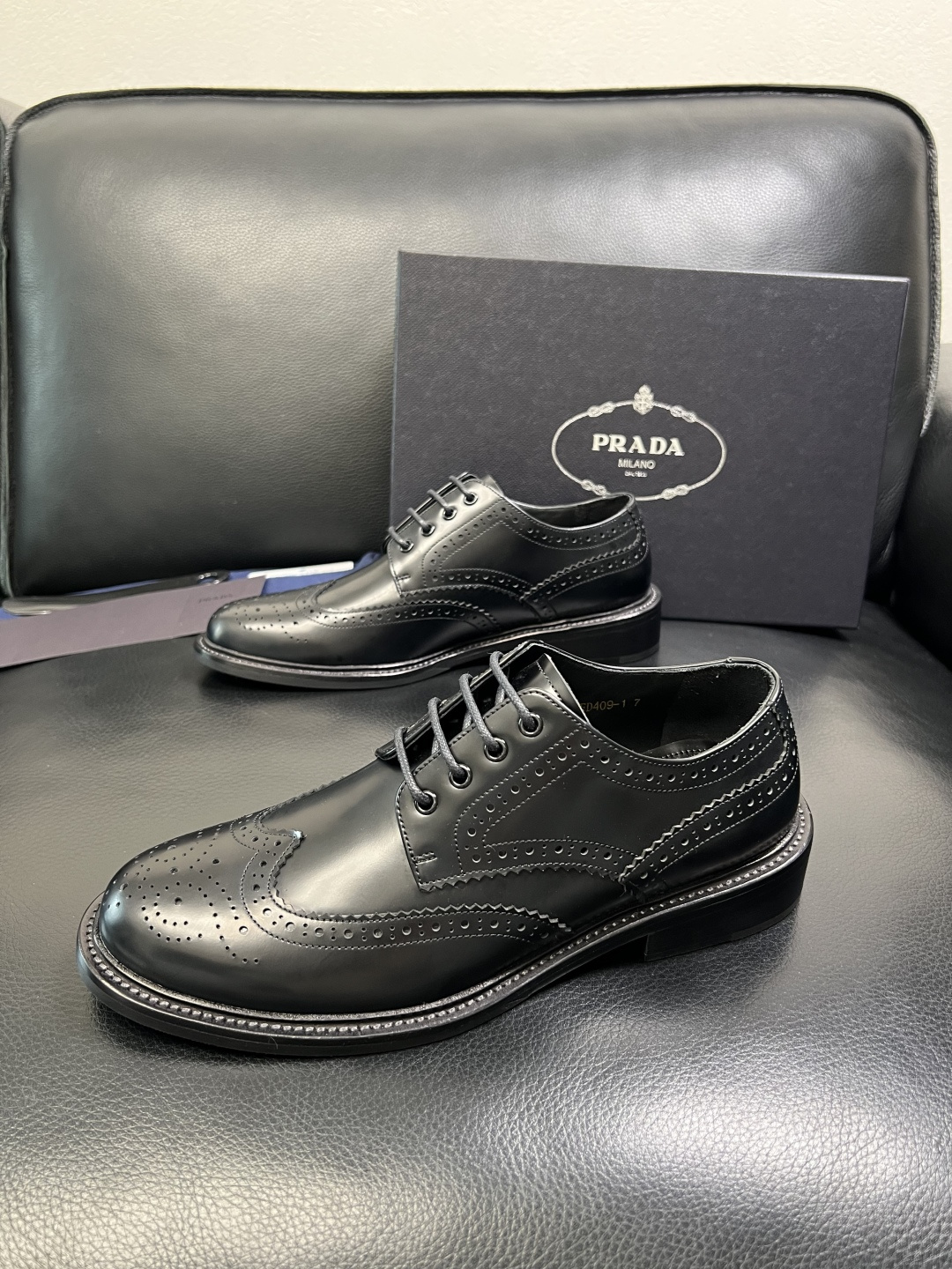 PRADA 高品质 顶级工艺品 普拉达 皮鞋专柜同步 原厂配置，意大利进口原版牛皮面料，透气舒适进口水染