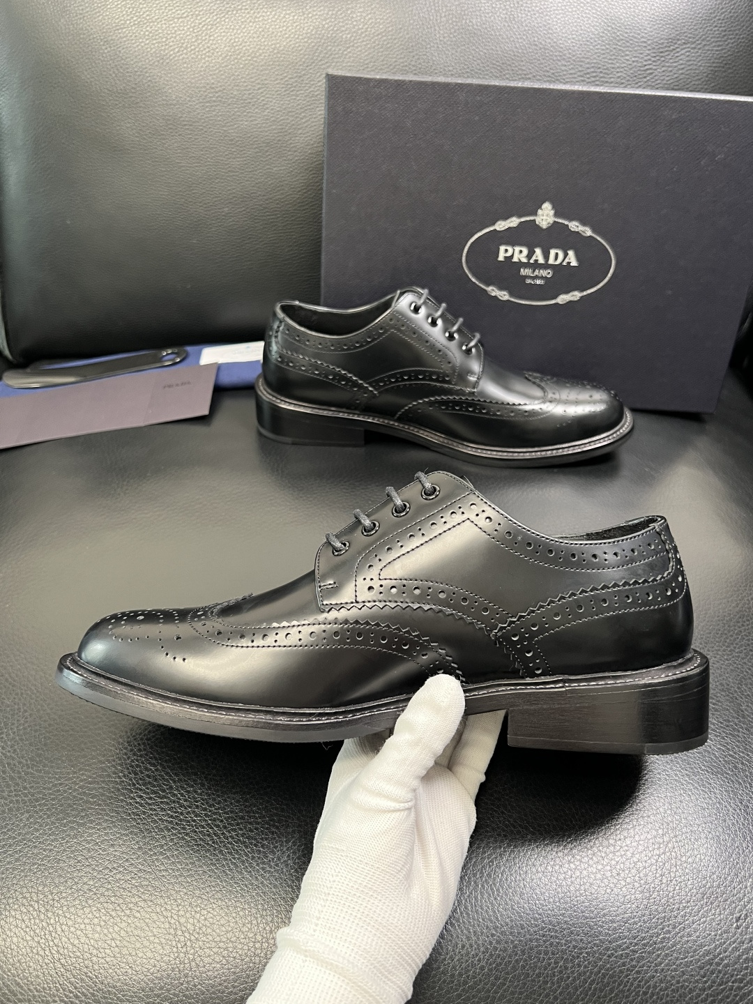 PRADA 高品质 顶级工艺品 普拉达 皮鞋专柜同步 原厂配置，意大利进口原版牛皮面料，透气舒适进口水染