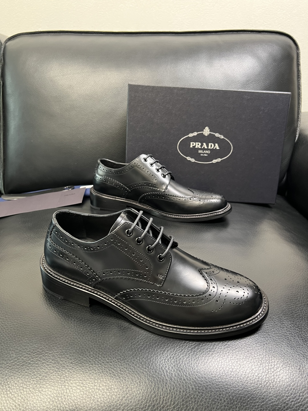 PRADA 高品质 顶级工艺品 普拉达 皮鞋专柜同步 原厂配置，意大利进口原版牛皮面料，透气舒适进口水染