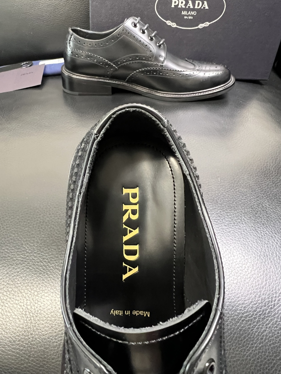 PRADA 高品质 顶级工艺品 普拉达 皮鞋专柜同步 原厂配置，意大利进口原版牛皮面料，透气舒适进口水染
