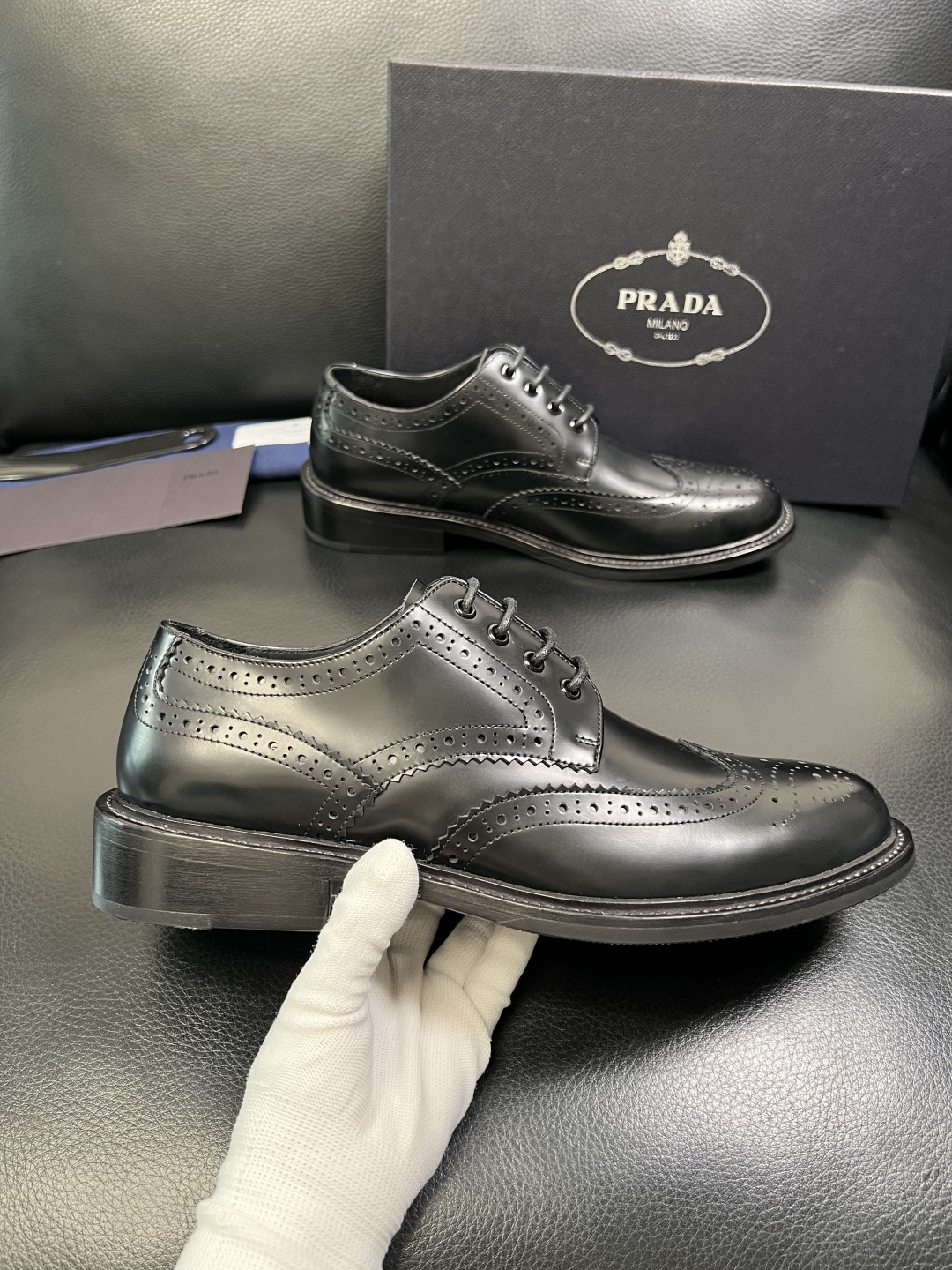 PRADA 高品质 顶级工艺品 普拉达 皮鞋专柜同步 原厂配置，意大利进口原版牛皮面料，透气舒适进口水染