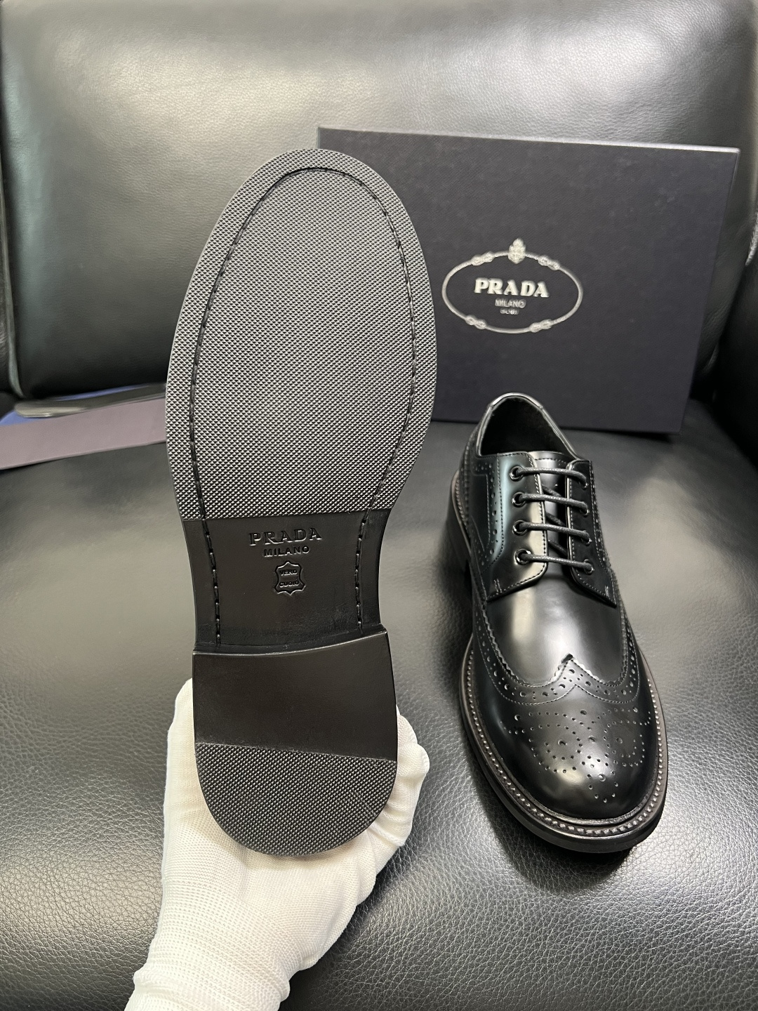 PRADA 高品质 顶级工艺品 普拉达 皮鞋专柜同步 原厂配置，意大利进口原版牛皮面料，透气舒适进口水染