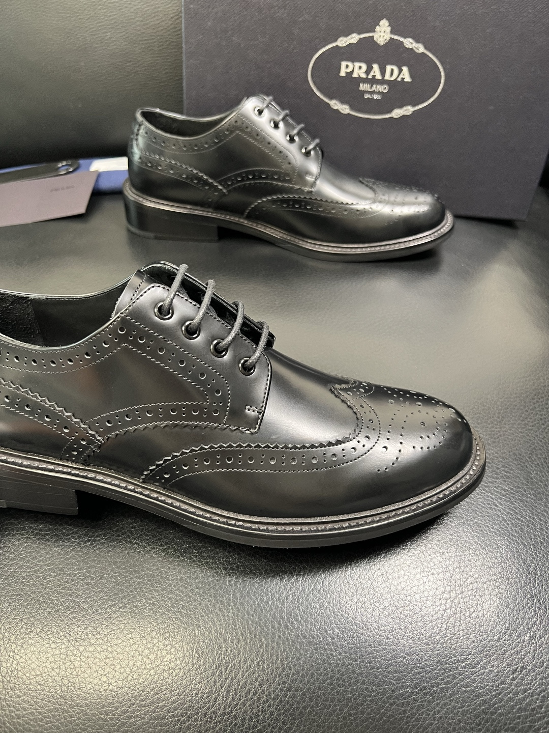 PRADA 高品质 顶级工艺品 普拉达 皮鞋专柜同步 原厂配置，意大利进口原版牛皮面料，透气舒适进口水染