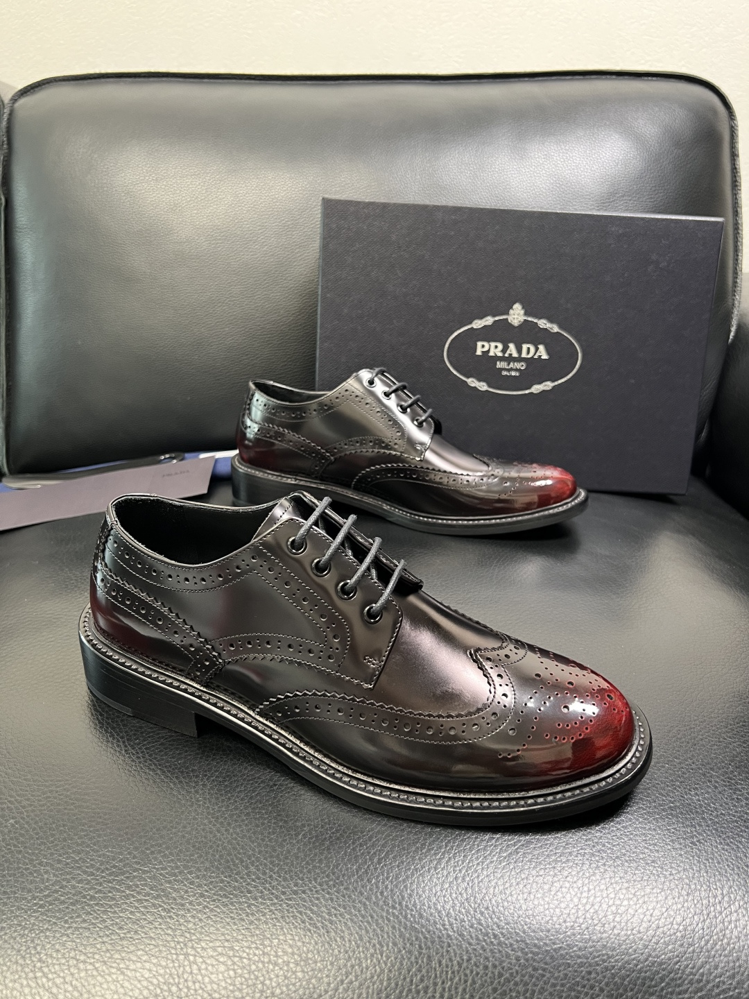 PRADA 高品质 顶级工艺品 普拉达 皮鞋专柜同步 原厂配置，意大利进口原版牛皮面料，透气舒适进口水染