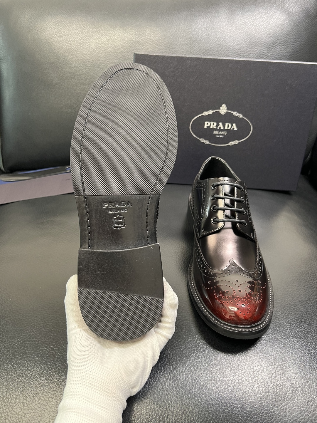PRADA 高品质 顶级工艺品 普拉达 皮鞋专柜同步 原厂配置，意大利进口原版牛皮面料，透气舒适进口水染