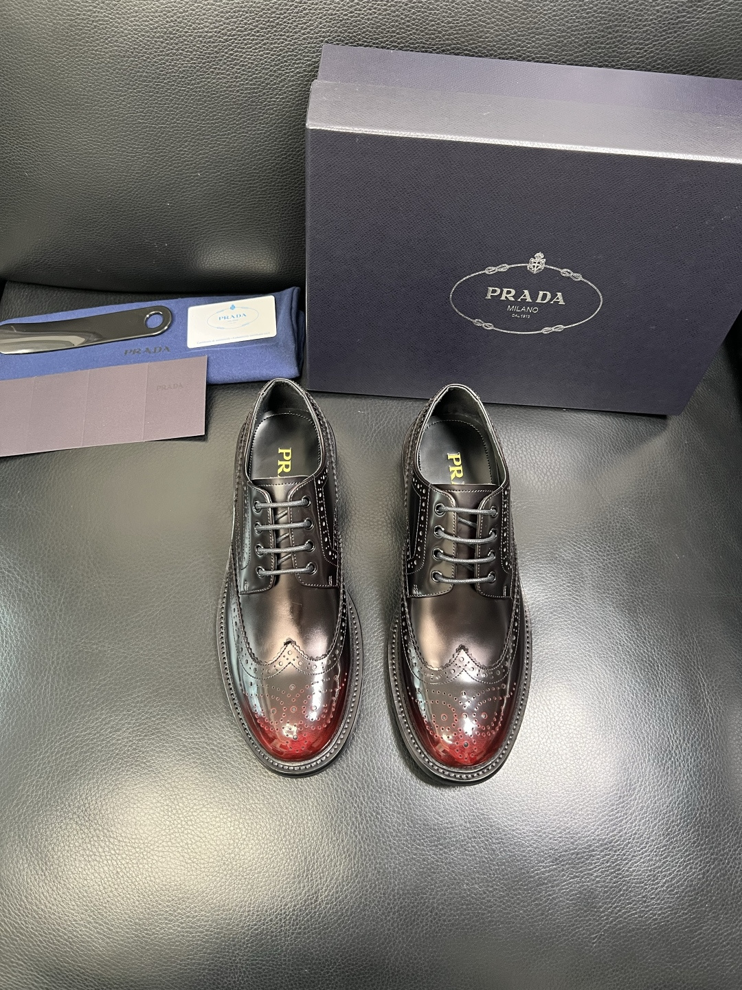 PRADA 高品质 顶级工艺品 普拉达 皮鞋专柜同步 原厂配置，意大利进口原版牛皮面料，透气舒适进口水染