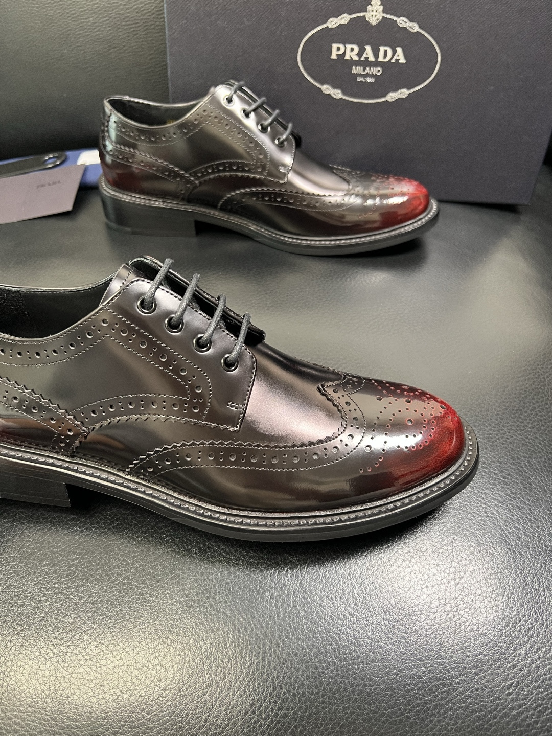 PRADA 高品质 顶级工艺品 普拉达 皮鞋专柜同步 原厂配置，意大利进口原版牛皮面料，透气舒适进口水染