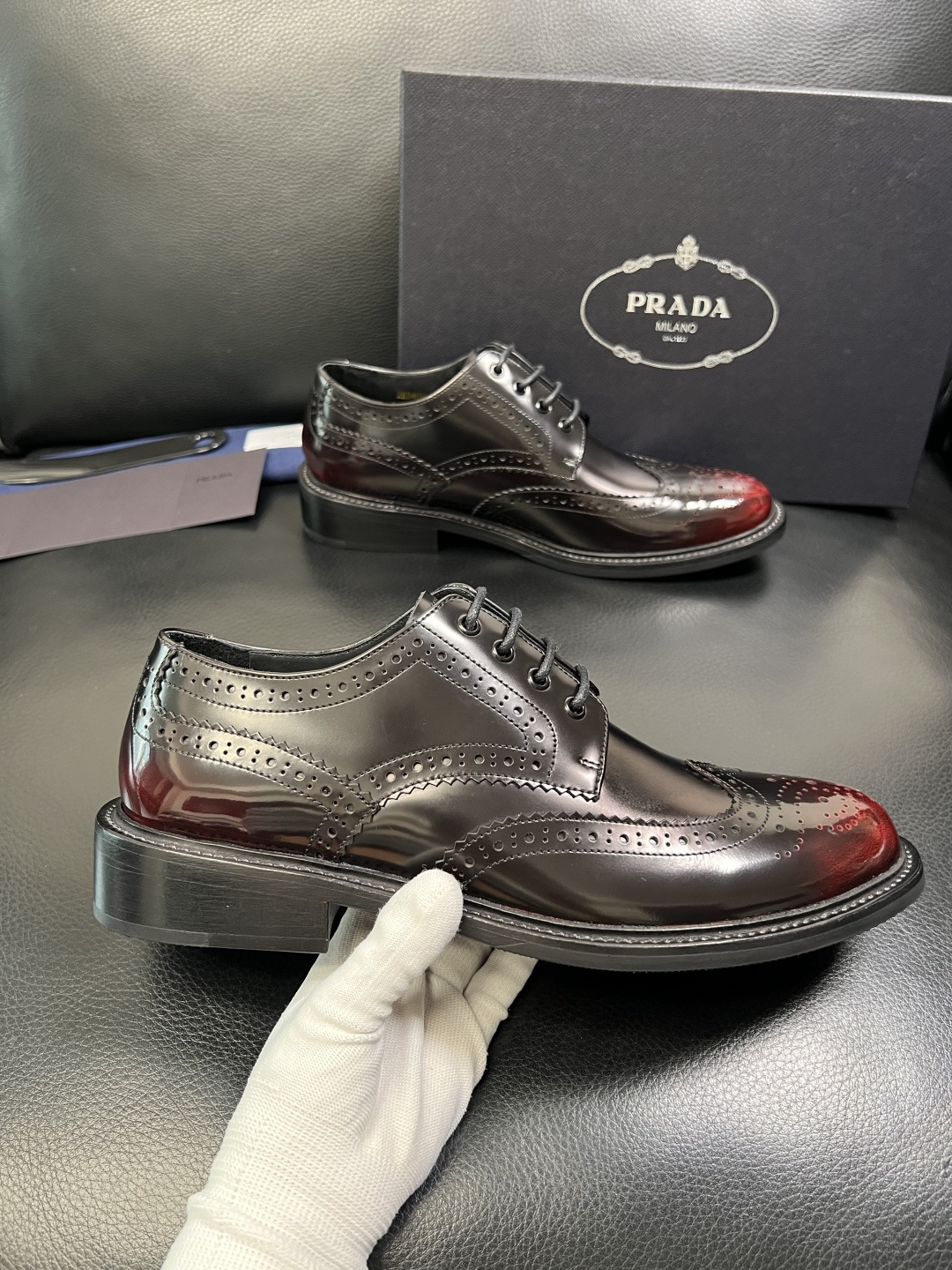 PRADA 高品质 顶级工艺品 普拉达 皮鞋专柜同步 原厂配置，意大利进口原版牛皮面料，透气舒适进口水染