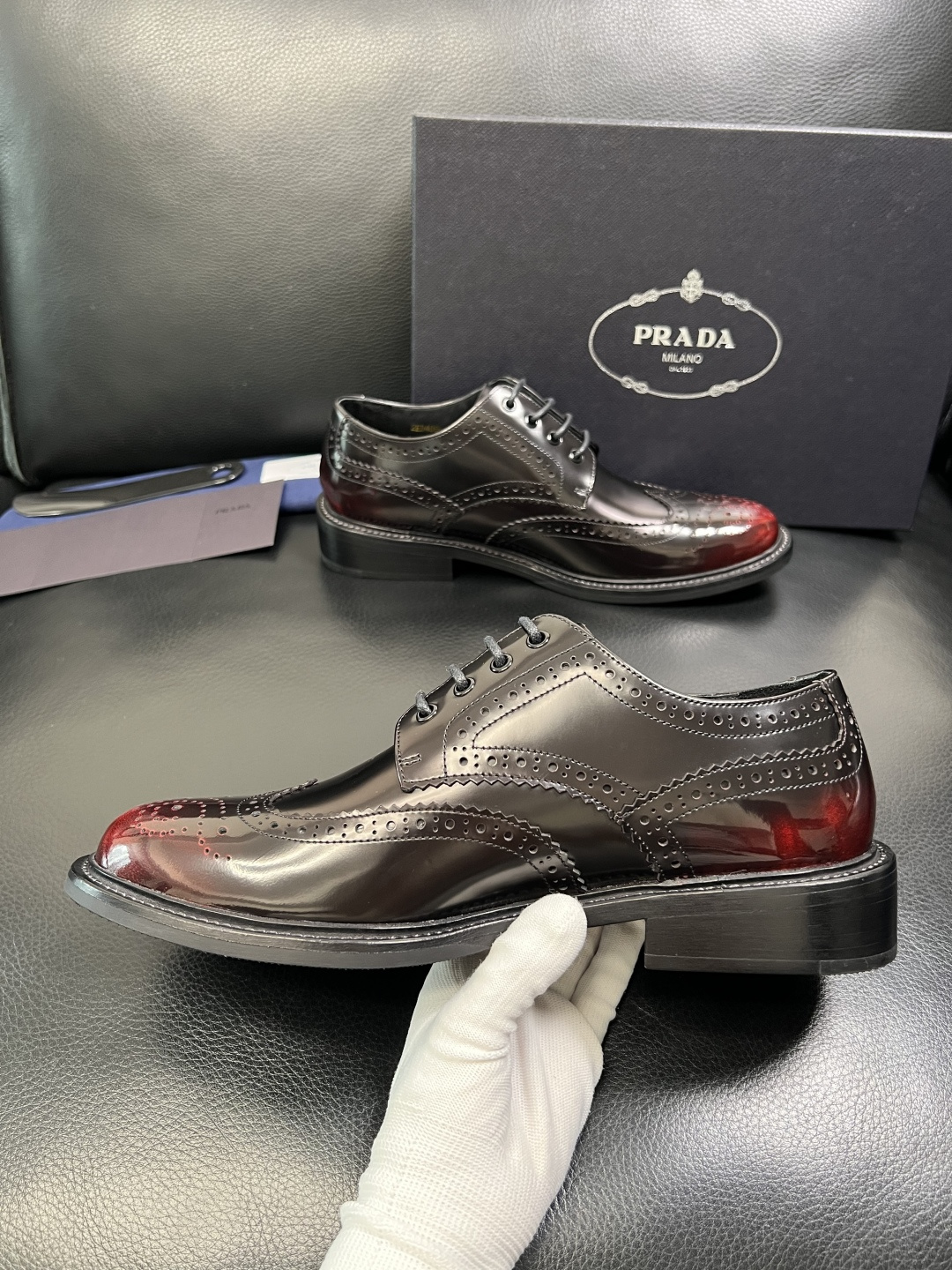 PRADA 高品质 顶级工艺品 普拉达 皮鞋专柜同步 原厂配置，意大利进口原版牛皮面料，透气舒适进口水染